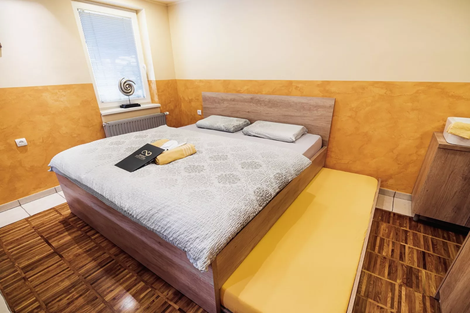 Elegant and Stylish Retreat Apartments with Terrace - Two Bedroom Apartment with Terrace-Slaapkamer