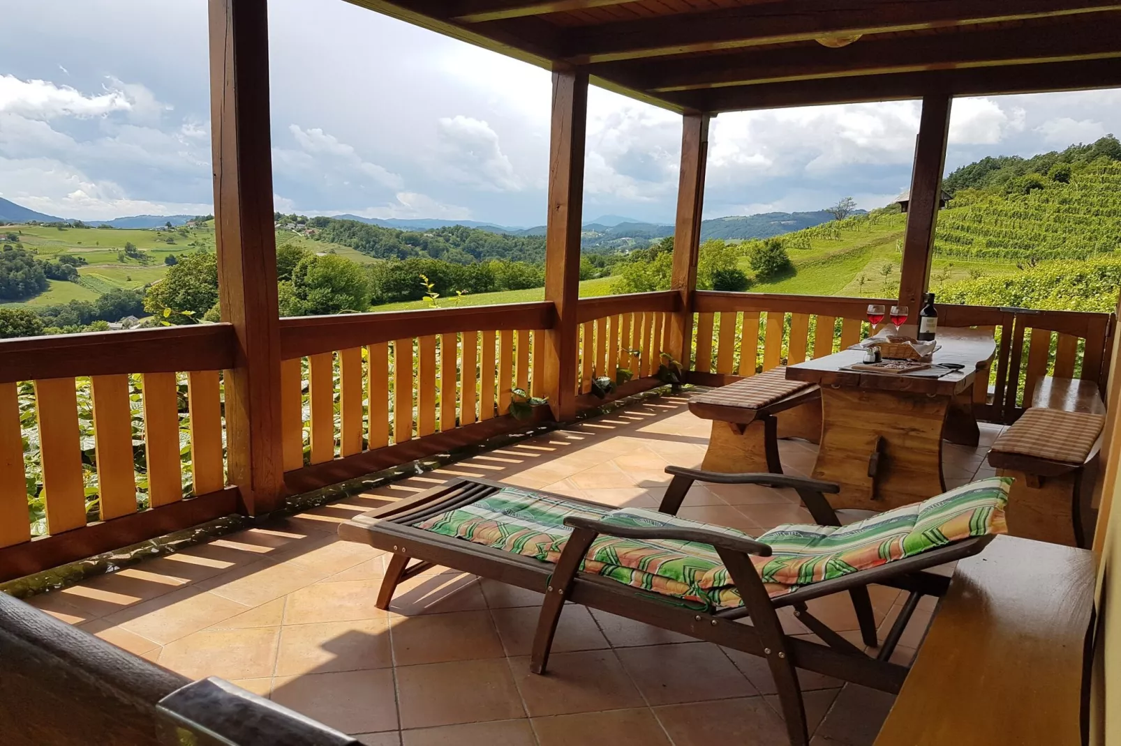 Vivid Hillside Country House with Hot-Tub and Sauna - Two Bedroom Country House-Terrasbalkon