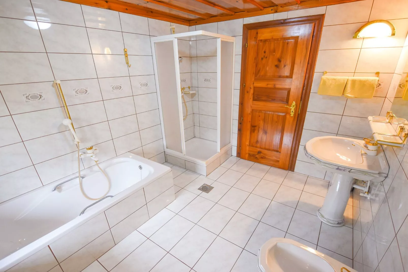 Cozy Luxe Holiday Home with Natural Thermal Bath - Seven Bedroom Holiday Home-Badkamer