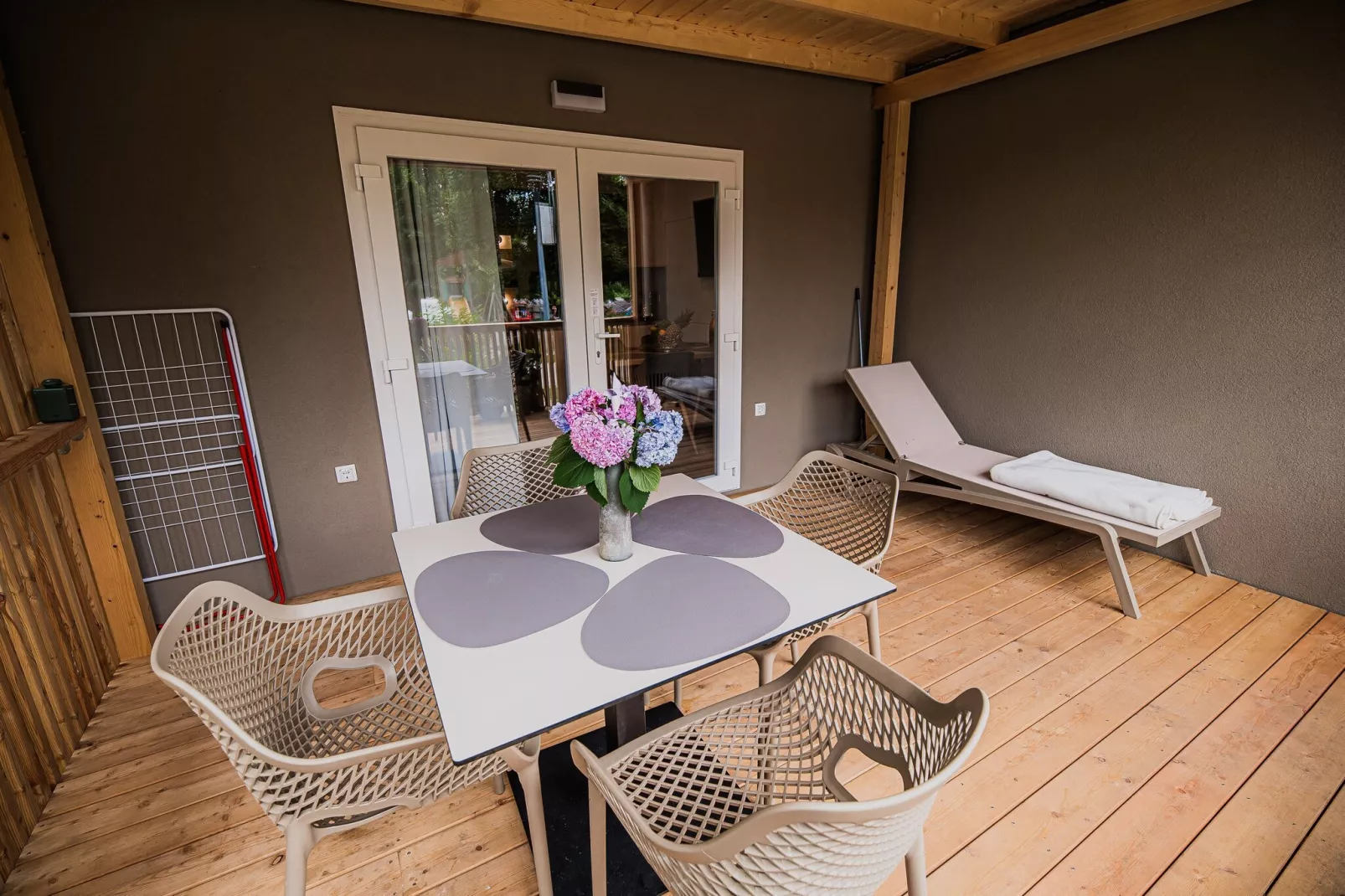 Lake Serenity Premium Mobile Homes with Thermal Riviera Tickets - Three Bedroom Mobile Home 15\/028 - Terras