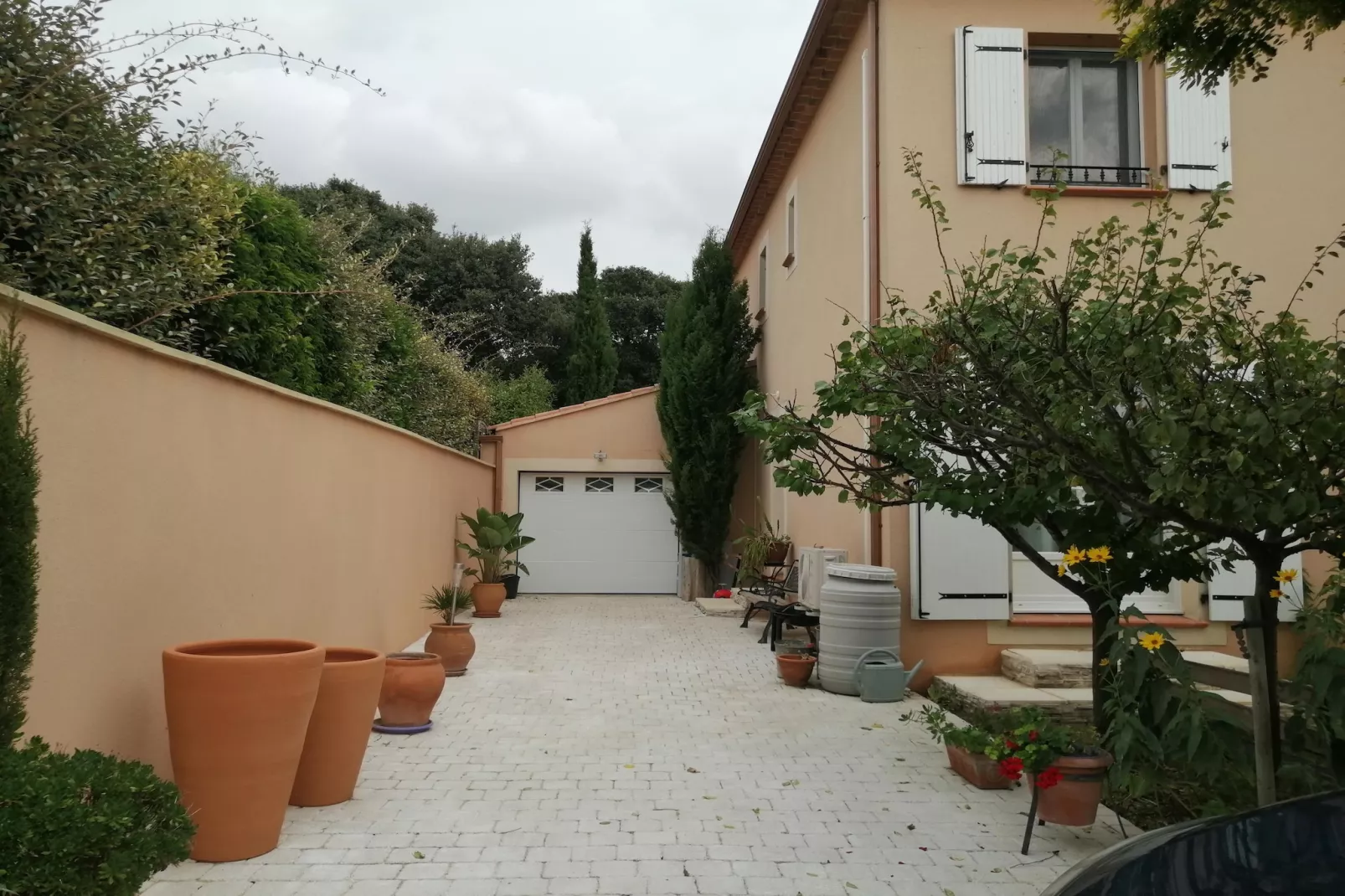 Prachtig vakantiehuis met privézwembad-Buitenkant zomer