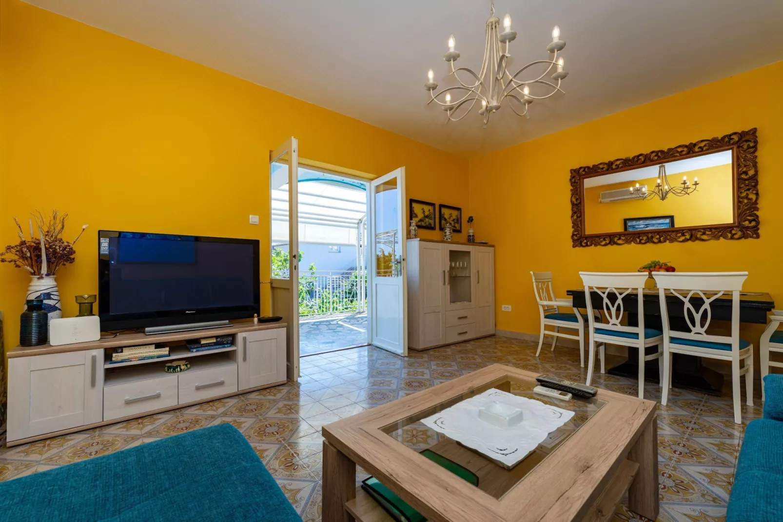 Vacation house Maslenica-Woonkamer