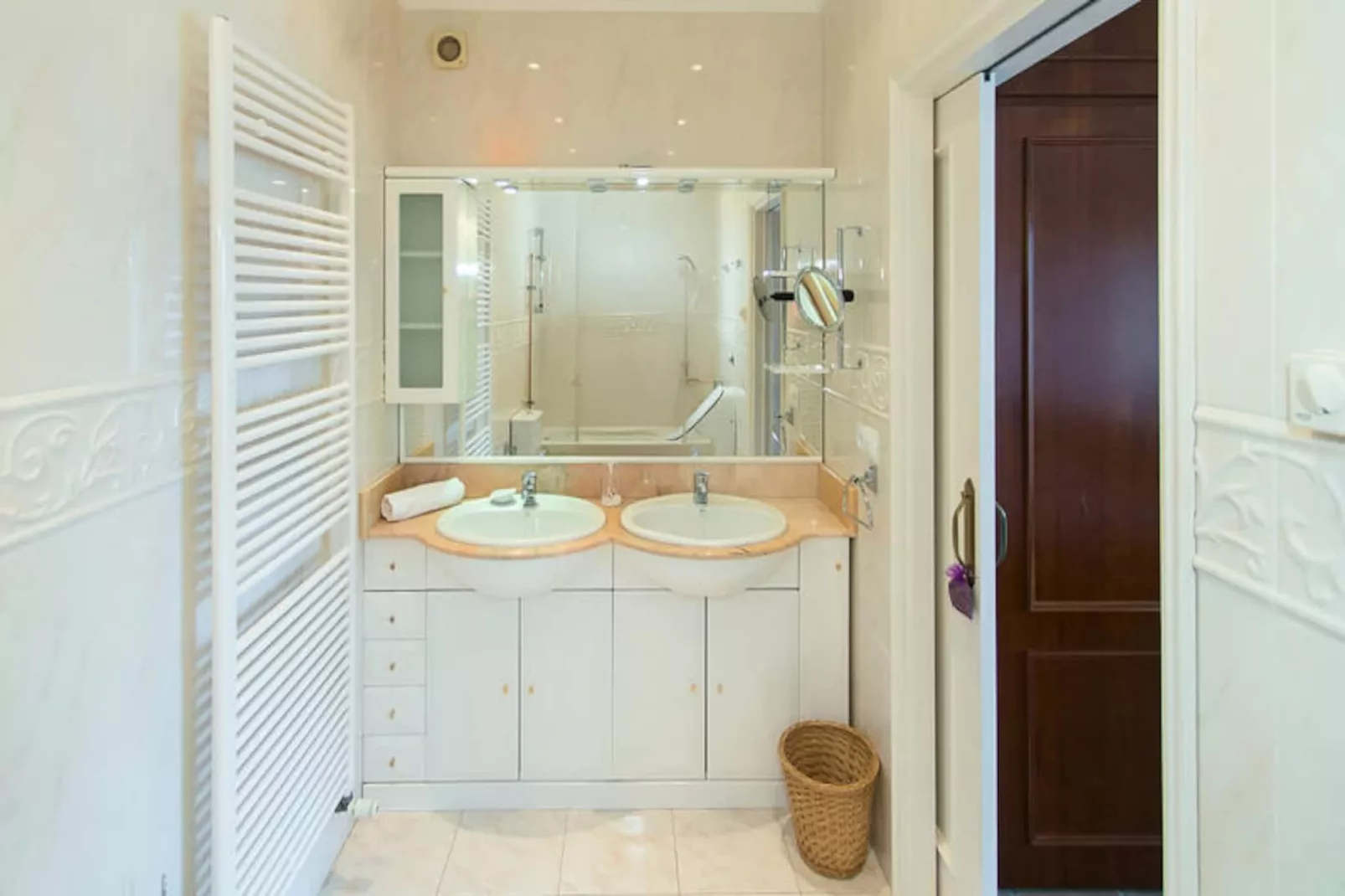 Maison à Roses-Niet-getagd