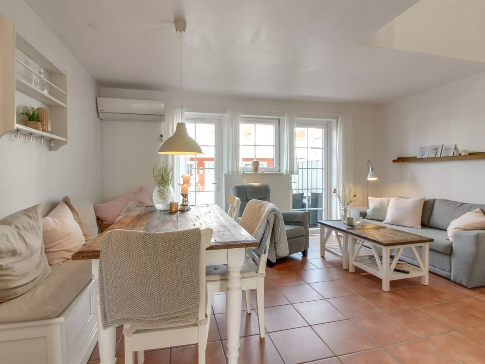 "Vinny" - 1.2km from the sea-Binnen