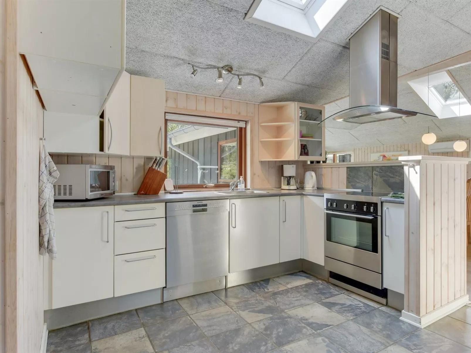 "Jonas" - 2.4km from the sea-Binnen