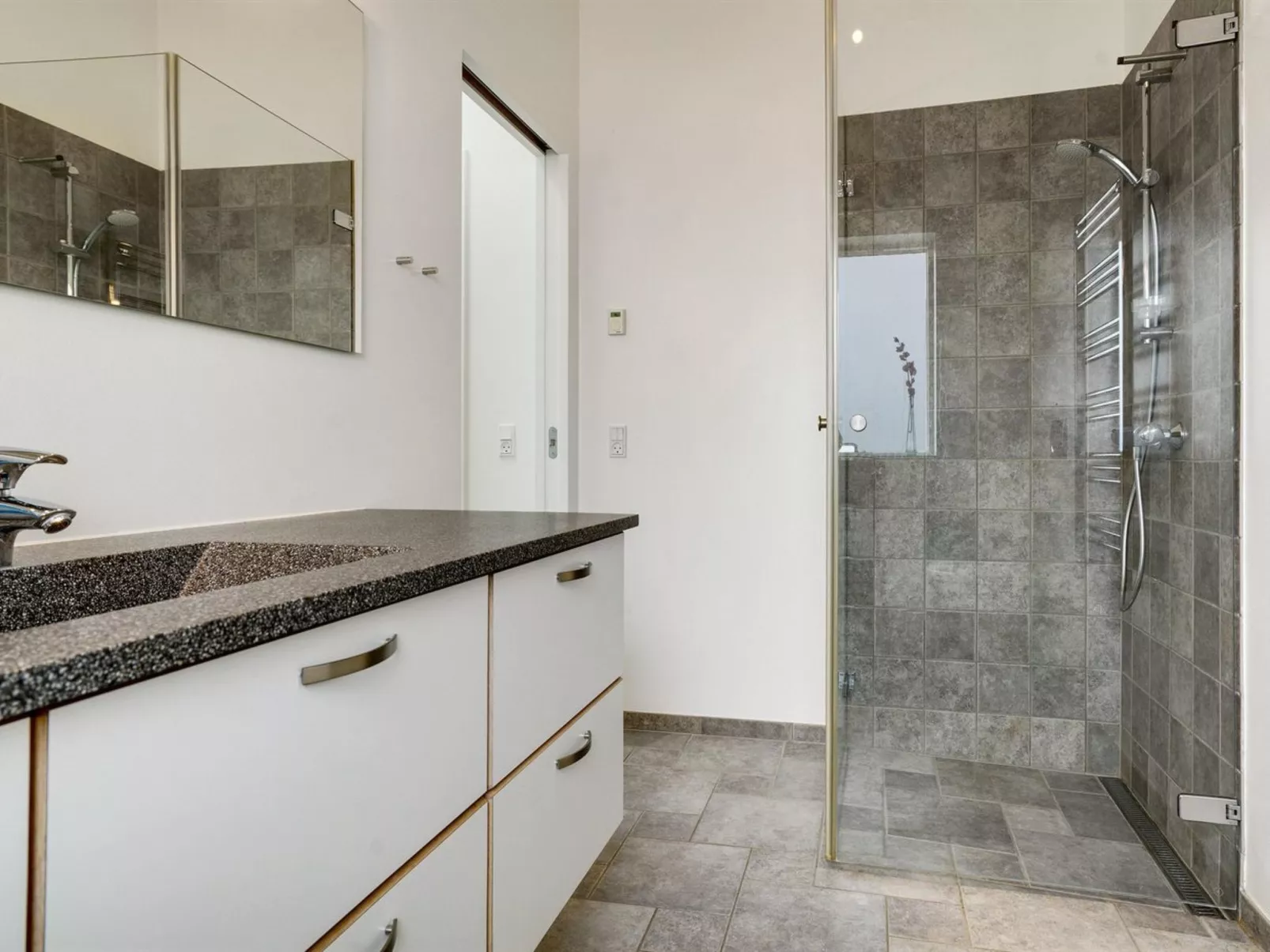 "Swarthofthi" - 1.5km from the sea-Binnen