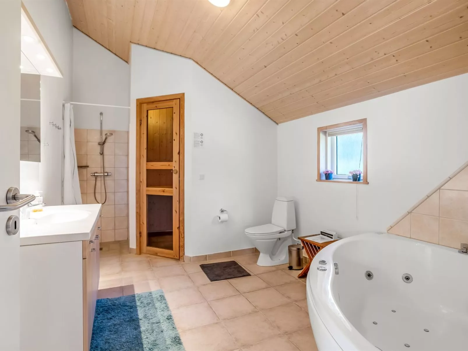 "Enid" - 700m from the sea-Binnen