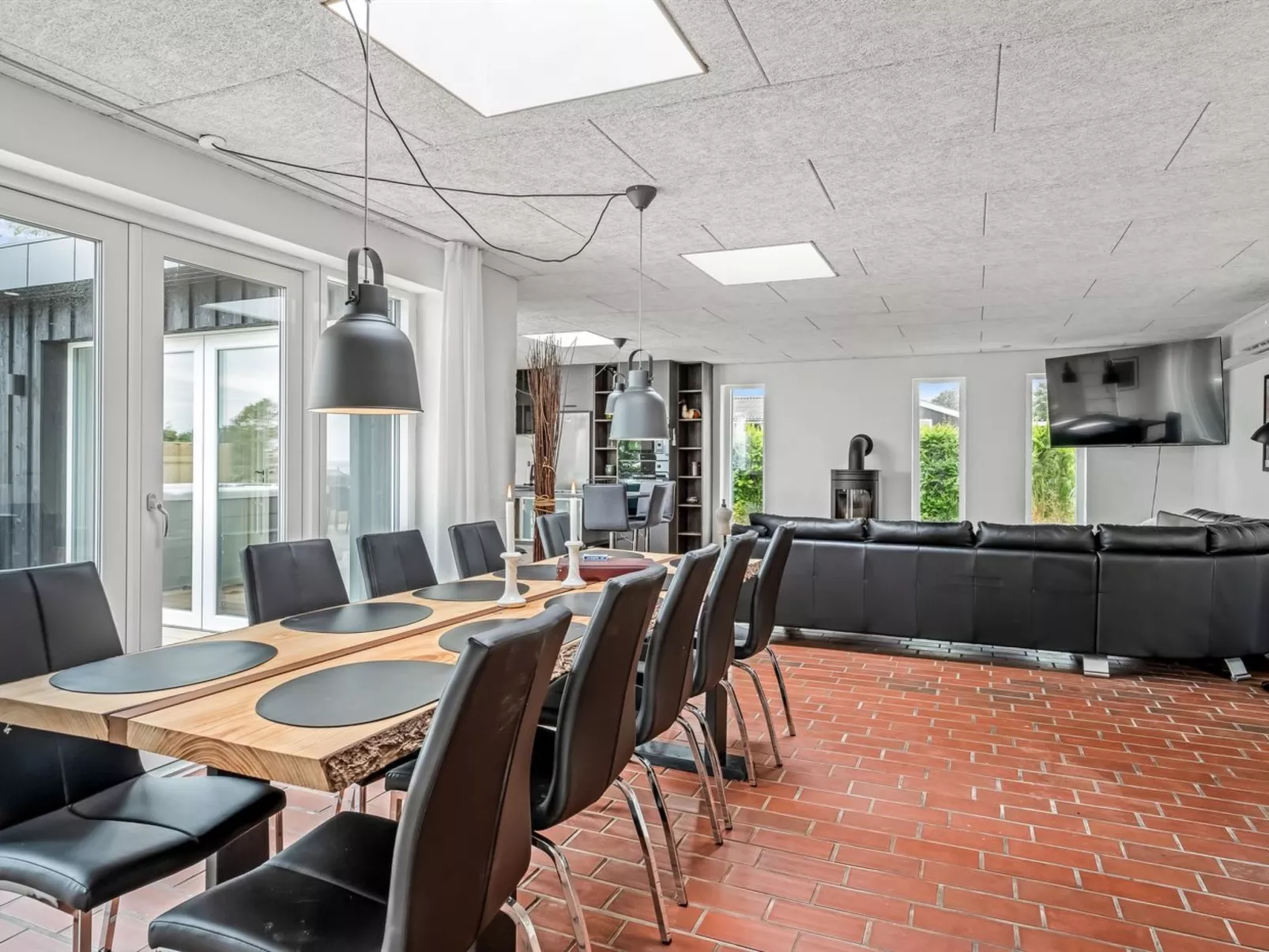 "Tonna" -  from the sea-Binnen