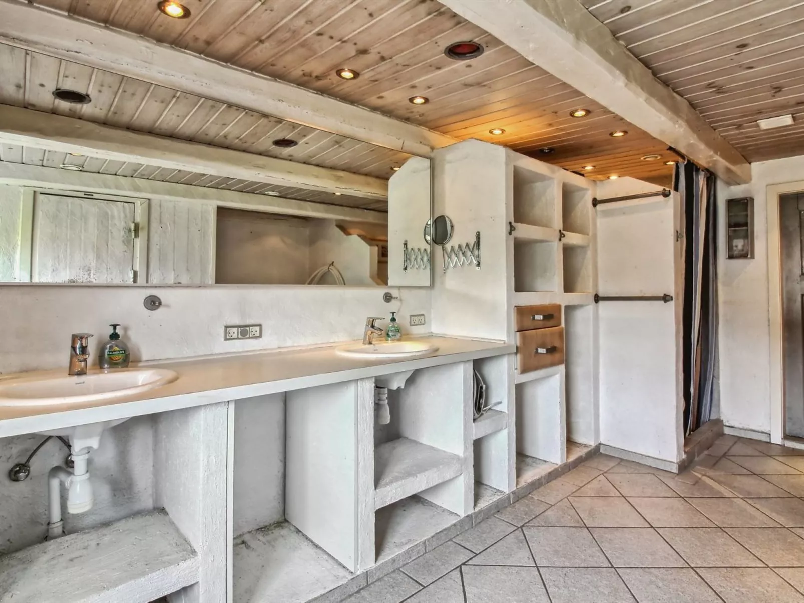 "Law" - 400m from the sea-Binnen