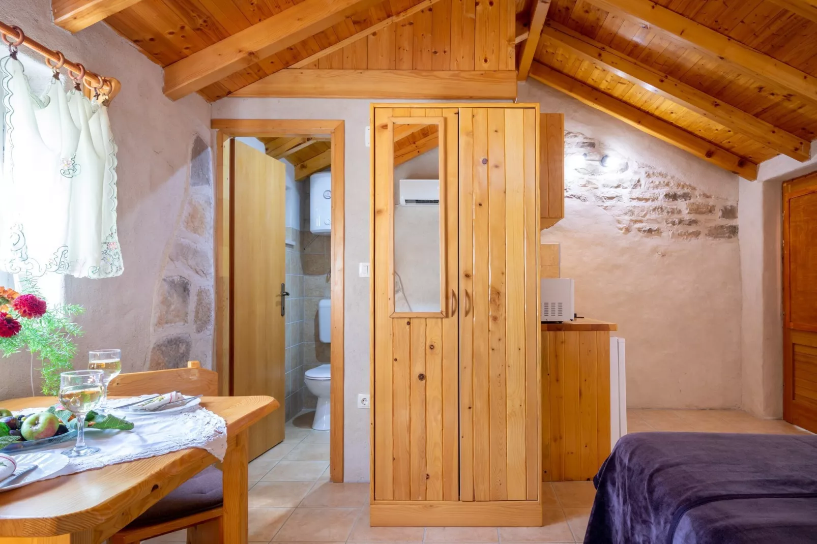 Stone House Harmony -Studio Apartment with Patio and Garden View ( 2 )-Binnen