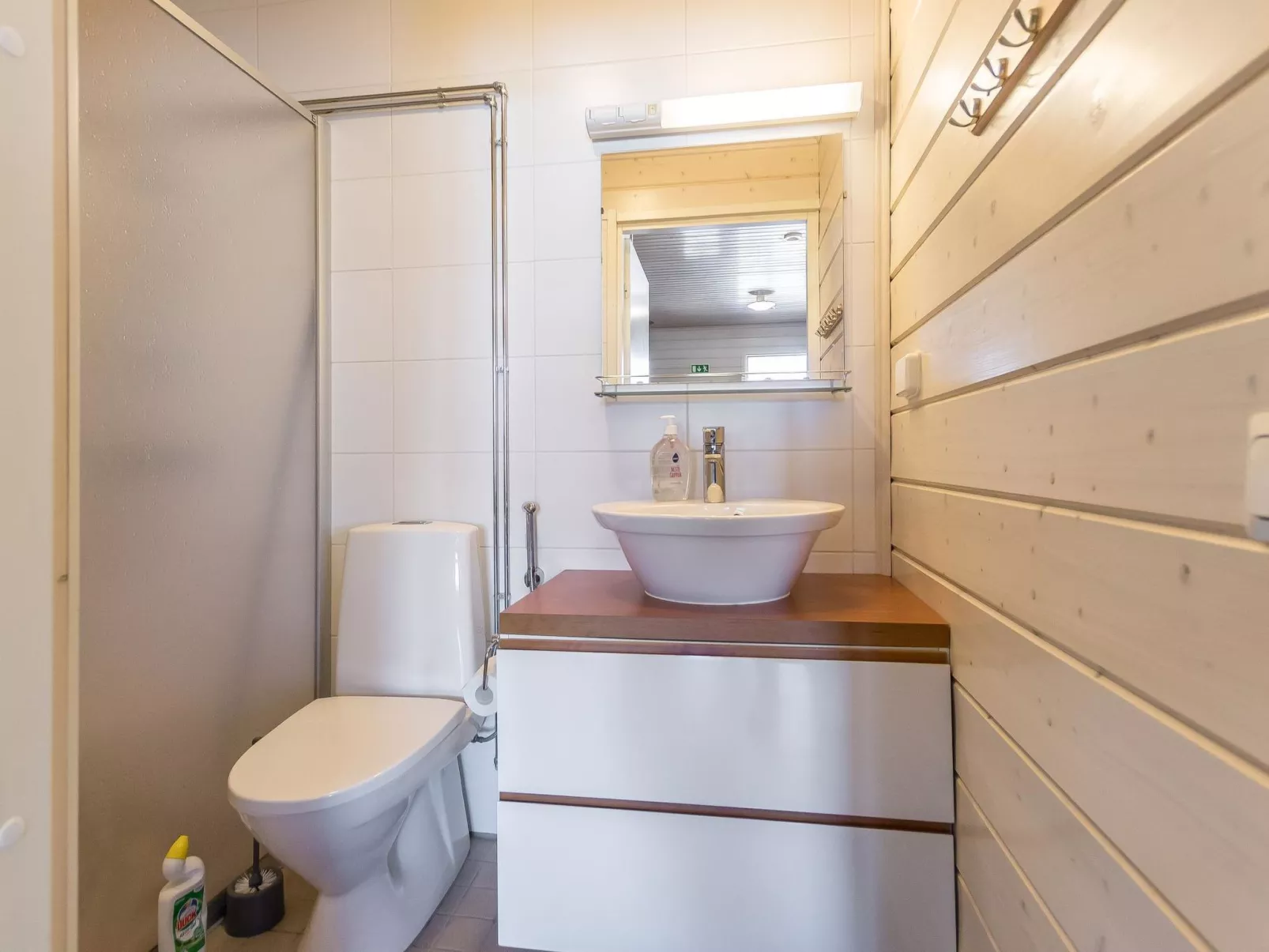 Hallan karhu b, paritalo-Binnen