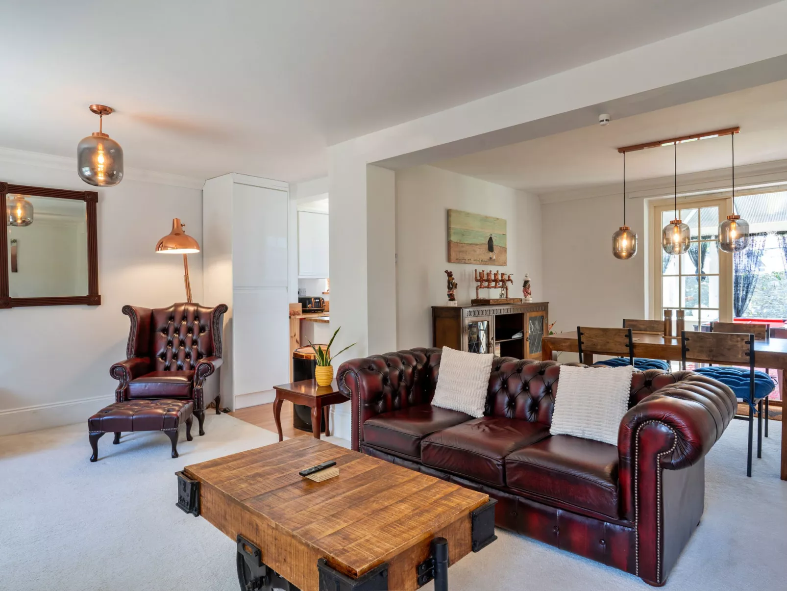 Nicely Tucked Away Cottage-Binnen