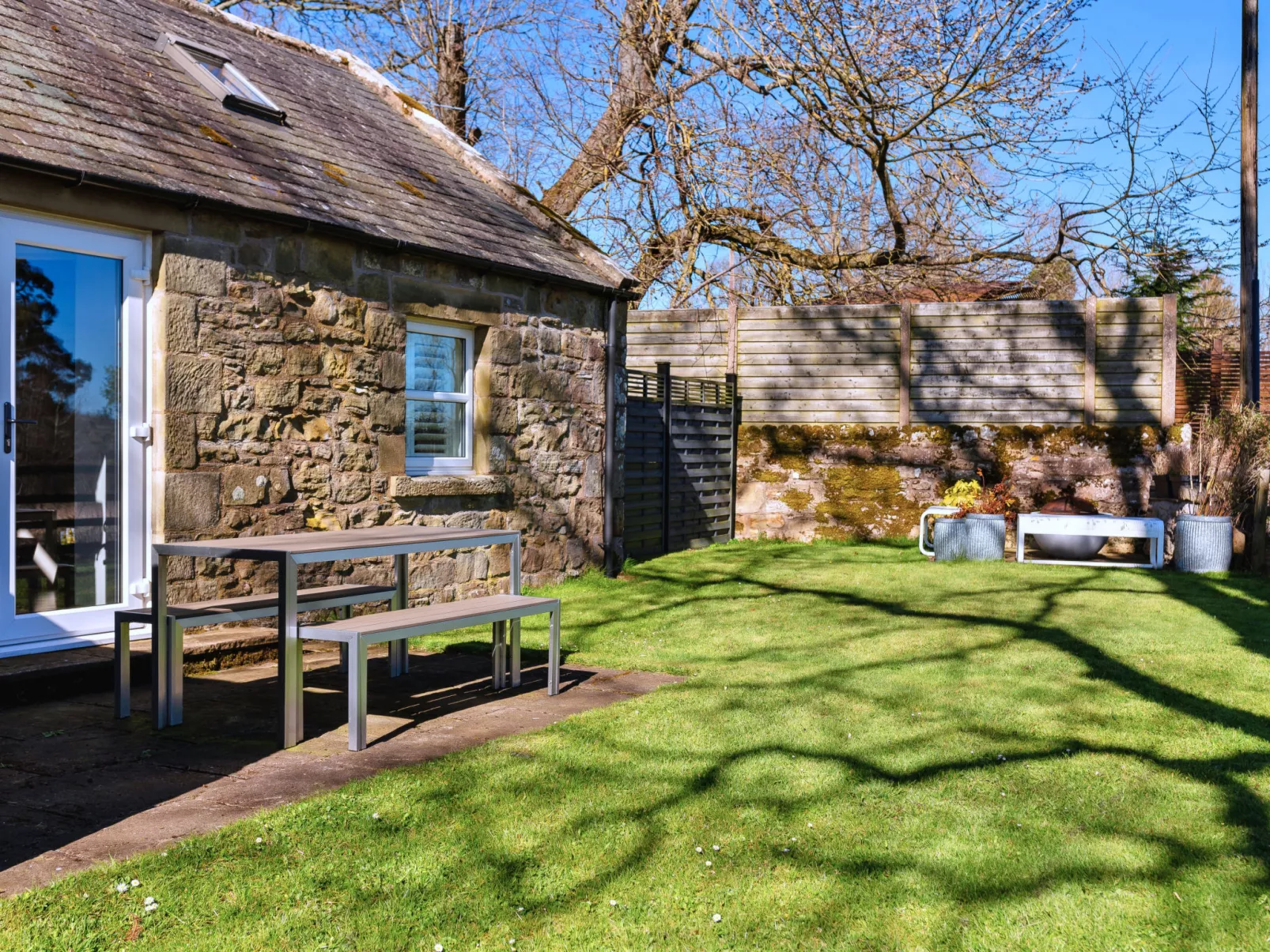 The Old School-Buiten