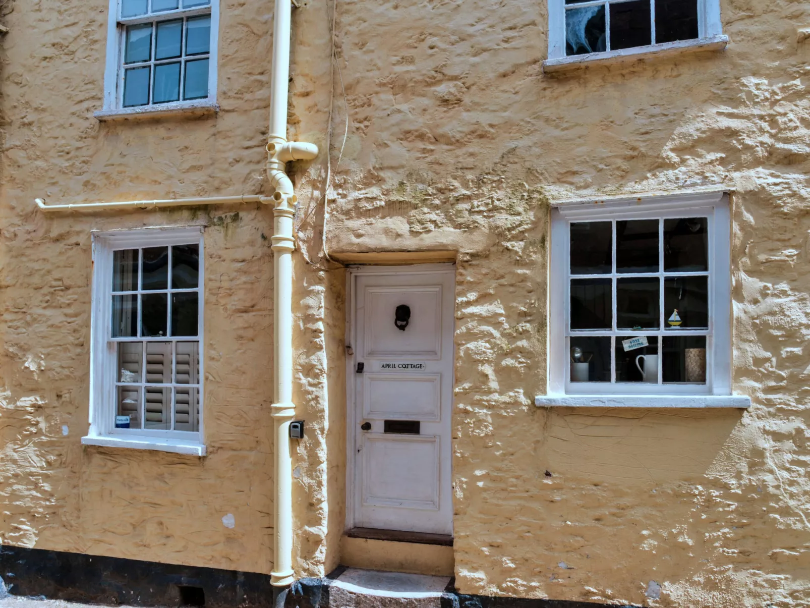 April Cottage-Binnen