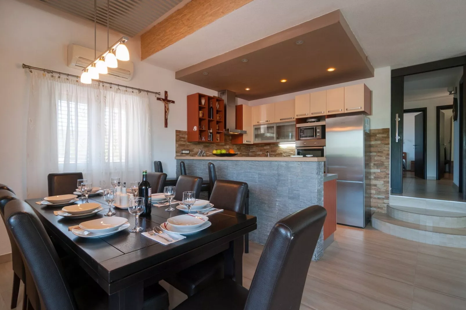 Five-Bedroom Home-Zwembad