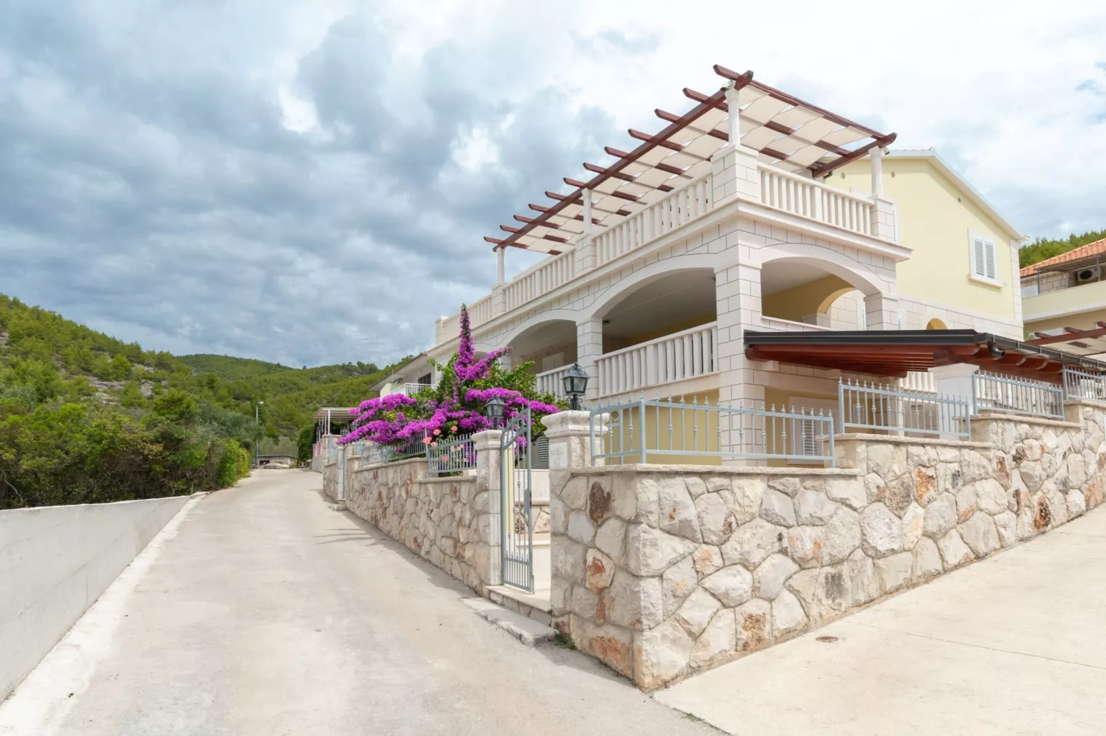 Modern Villa with Pool-Buitenlucht