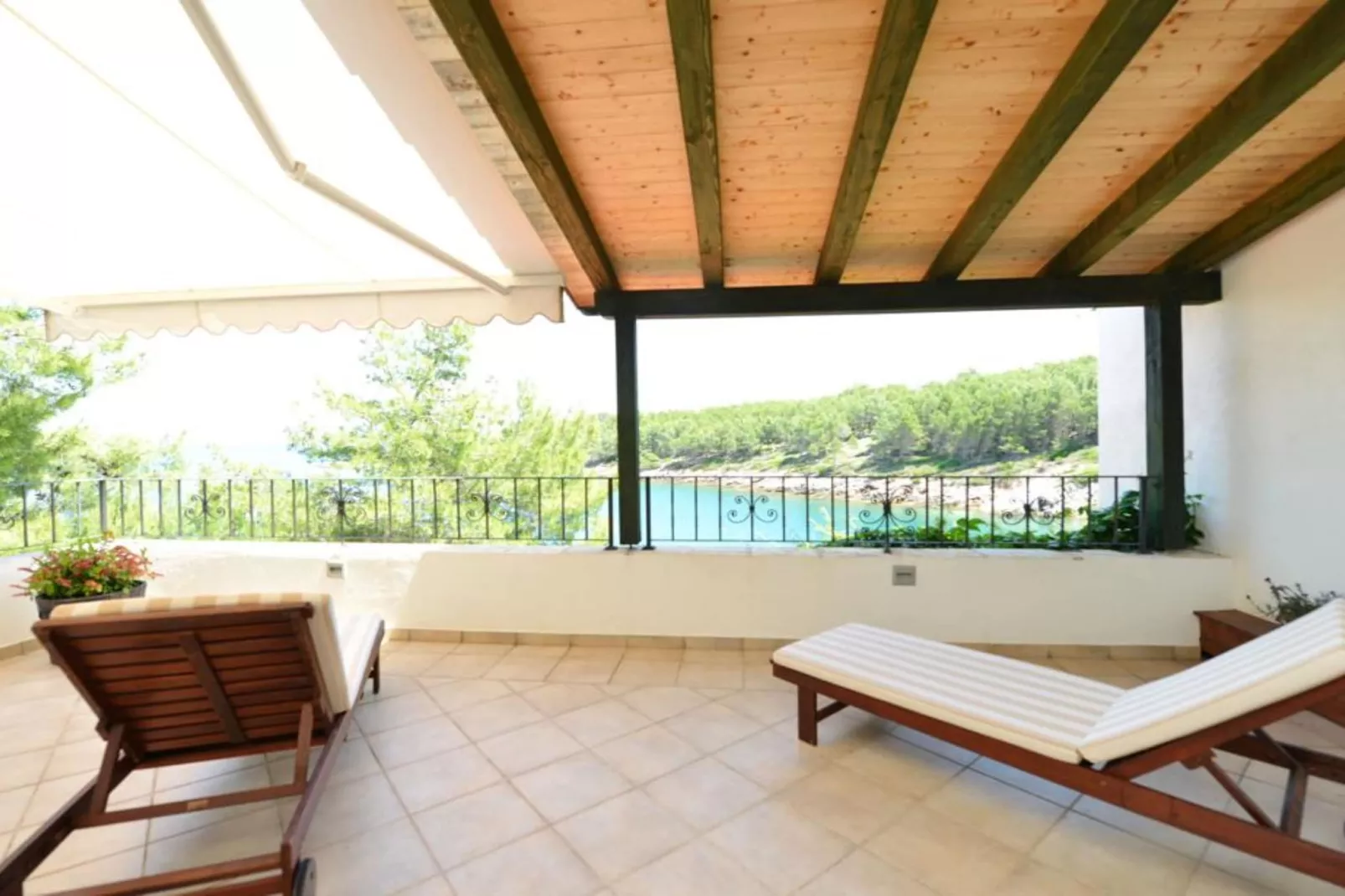 Two-Bedroom Apartment (Kadulja)-Terras