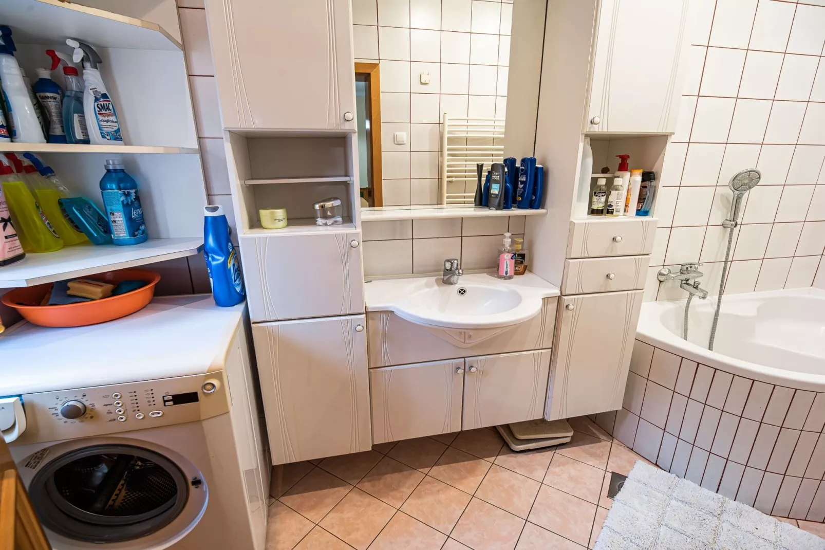 Relaxing Retreat with Hot Tub in Sevnica - Three Bedroom Apartment-Badkamer