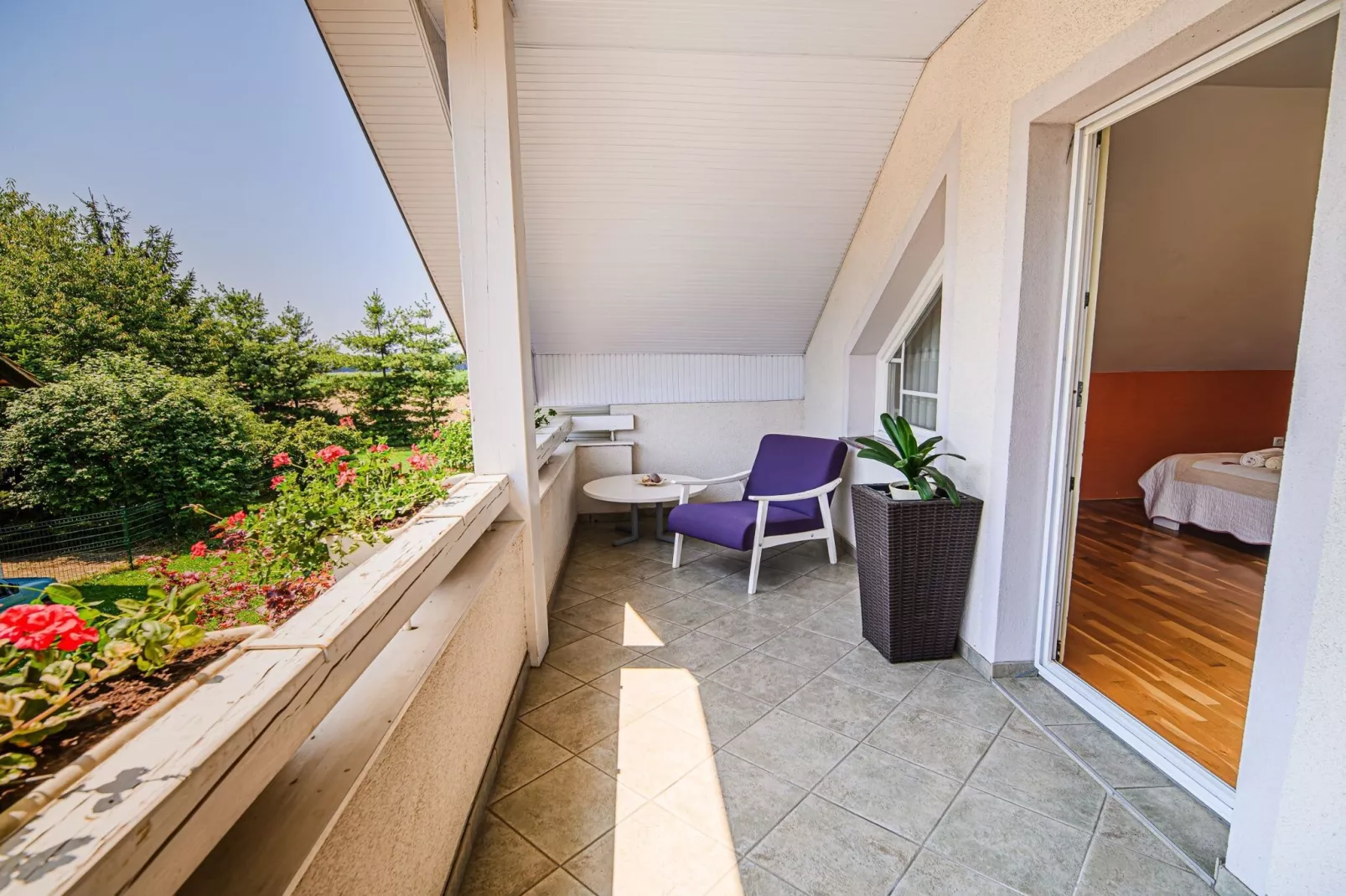 Stunning Rural Holiday Home with Garden and BBQ -  Four Bedroom Holiday Home-Terrasbalkon