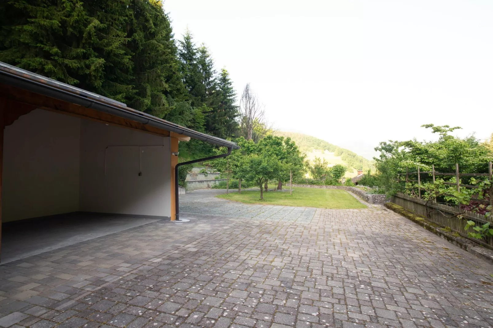 Rustic Authentic Holiday Home with Terrace and Wood Stove - Three Bedroom Holiday Home with Terrace-Buitenlucht