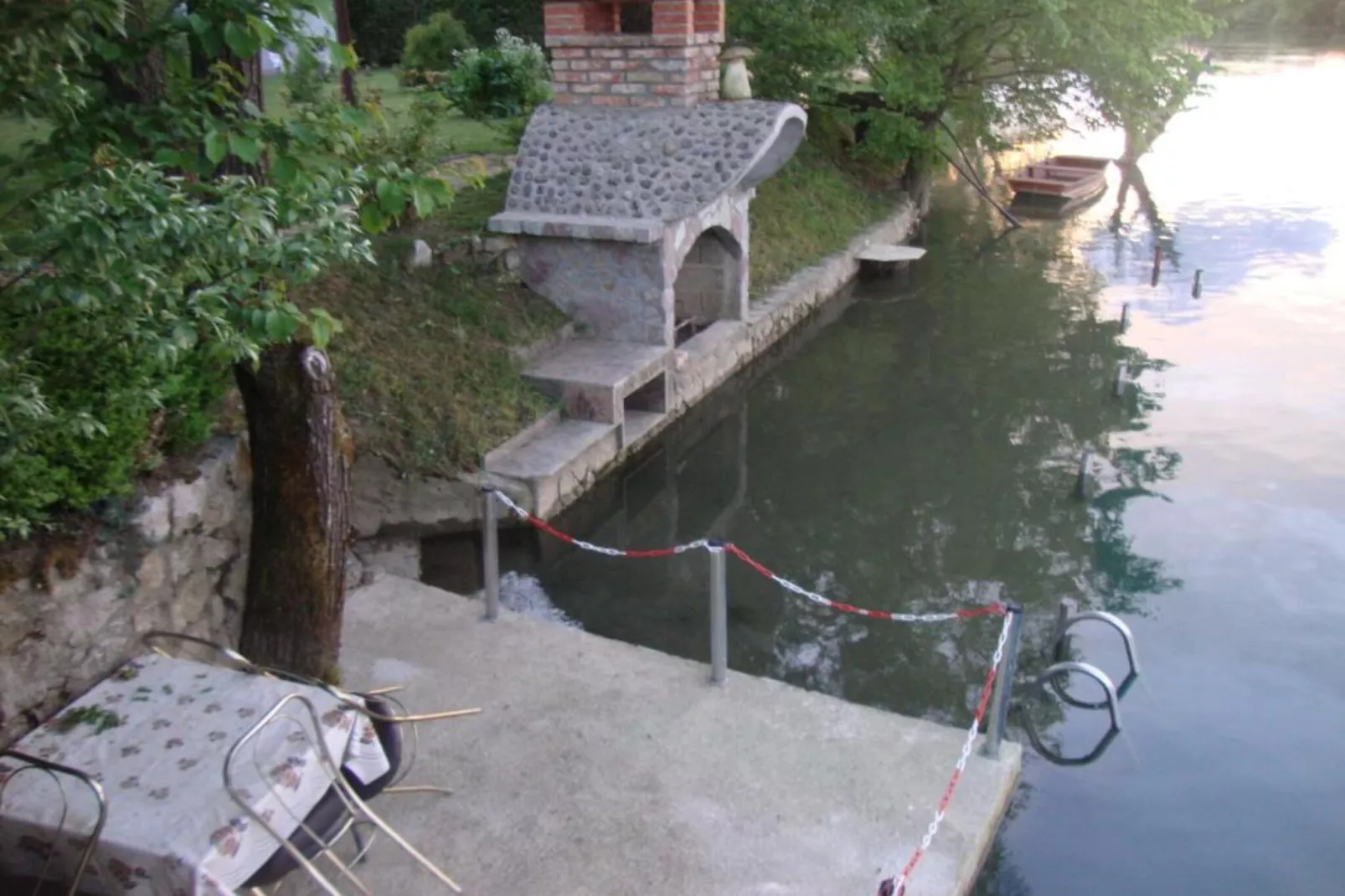 Four bedroom home with river view-Buitenlucht