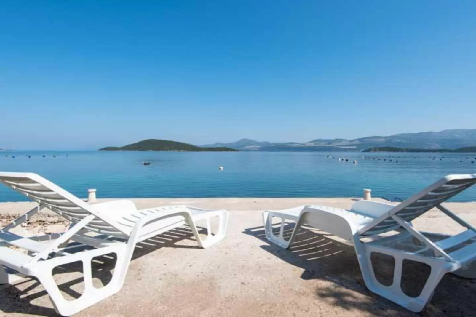 Spacious and Cozy Seafront Apartments - Two Bedroom Apartment  with Terrace and Sea View-Buitenlucht