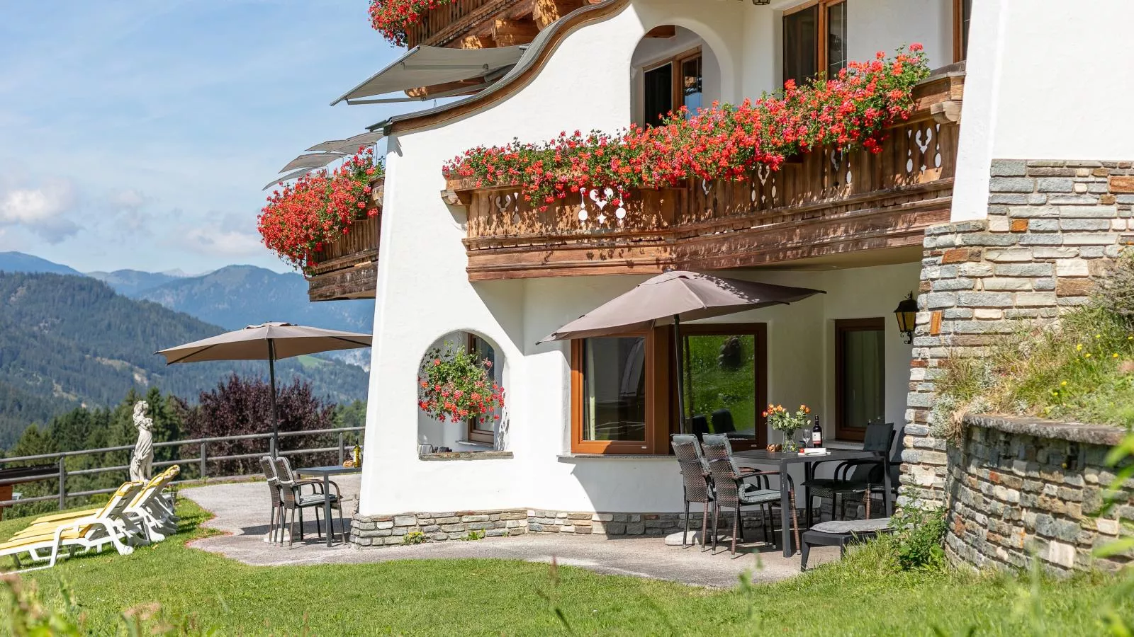 Landhaus Marchfeld Top 1  Top 2 Top 3-Buitenkant zomer