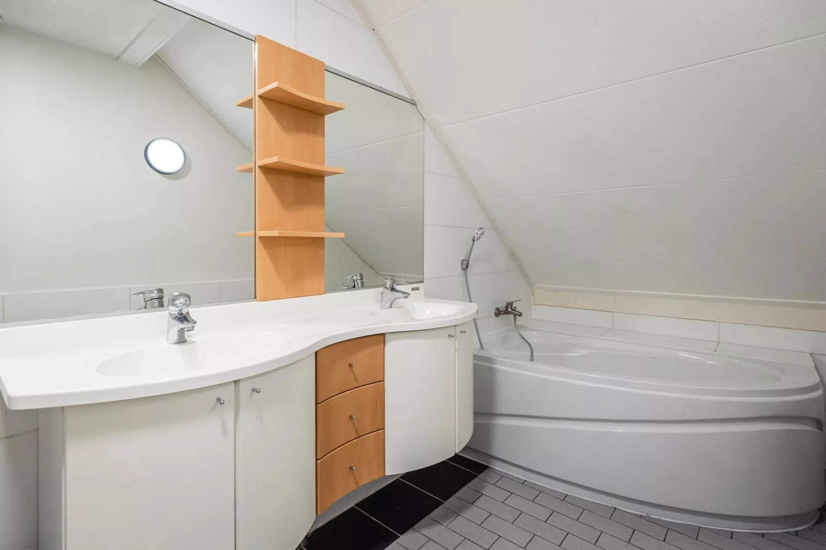 16 - Persons Family bungalow-Badkamer