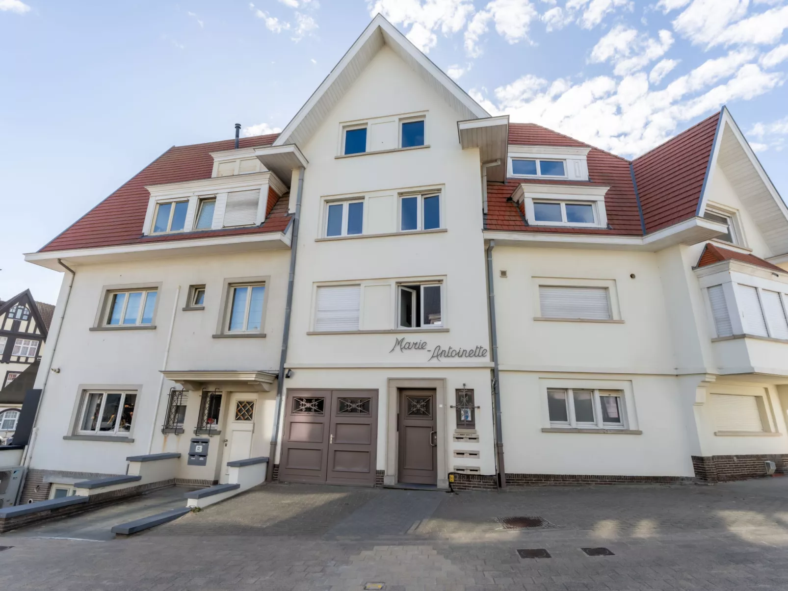 Marie Antoinette close by the sea-Buiten