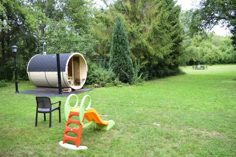 Dom wakacyjny w Sasinie dla max 10 osób-Tuinen zomer