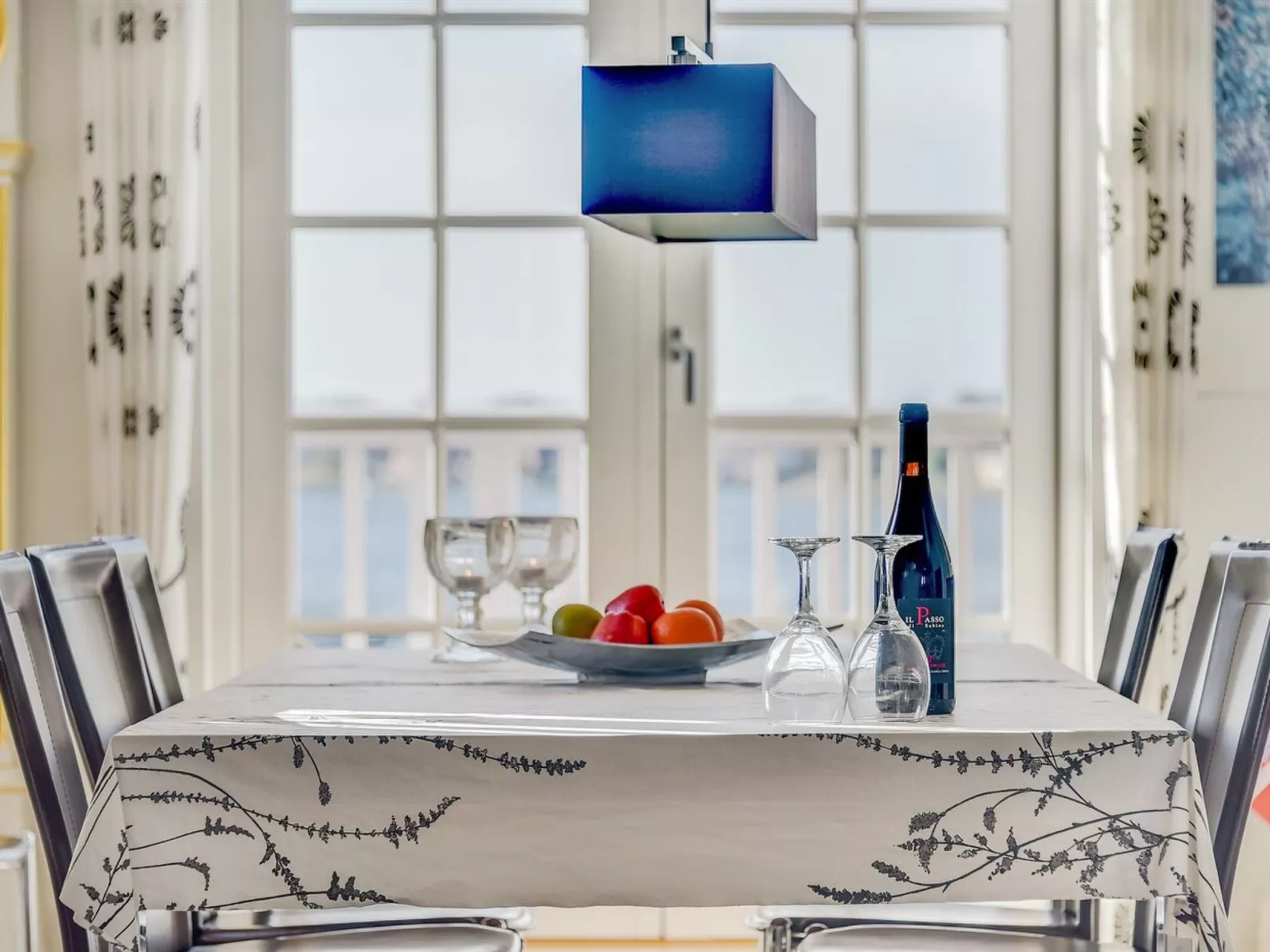 "Joar" - 5m to the fjord-Binnen