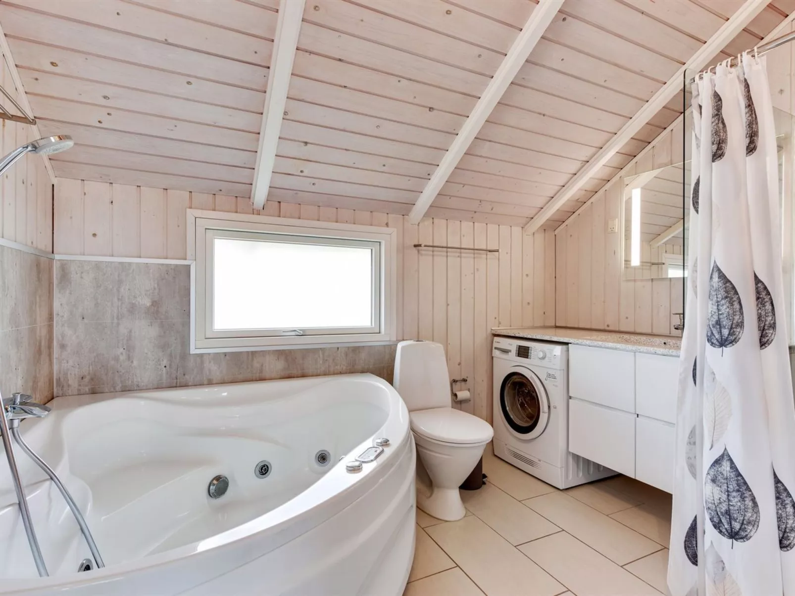 "Velena" -  from the sea-Binnen