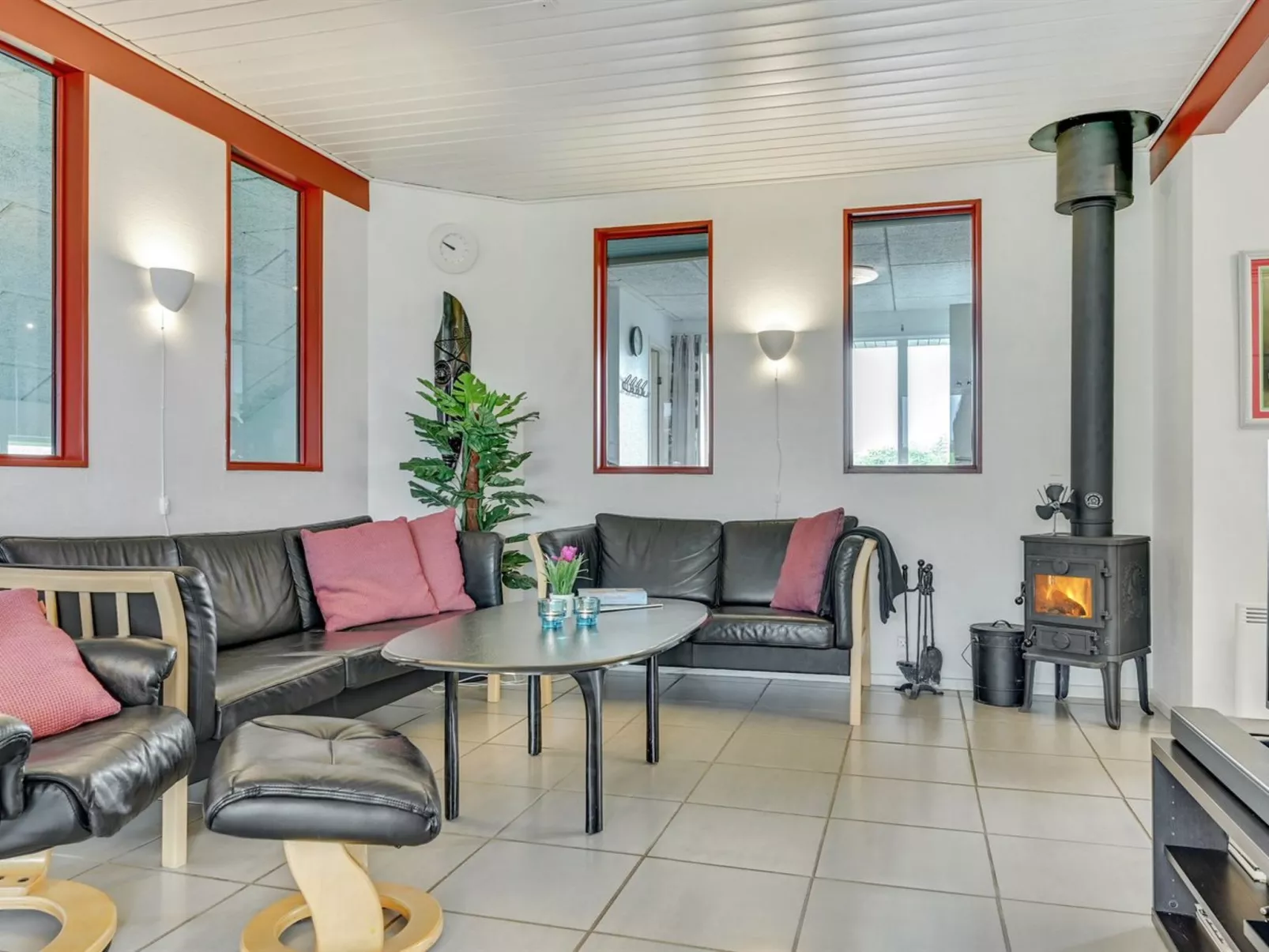 "Emly" - 1.1km from the sea-Binnen