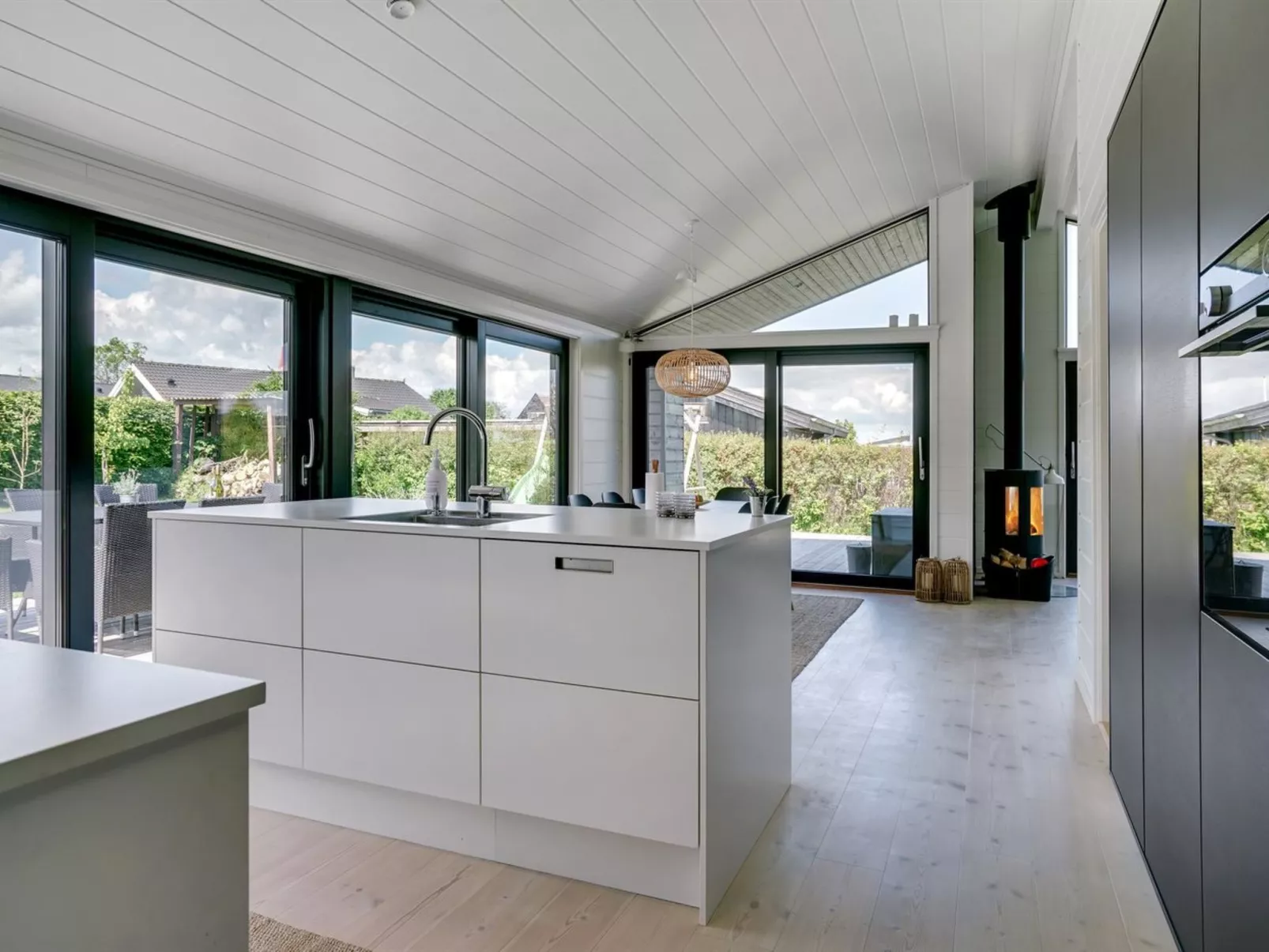 "Kjell" - 100m from the sea-Binnen