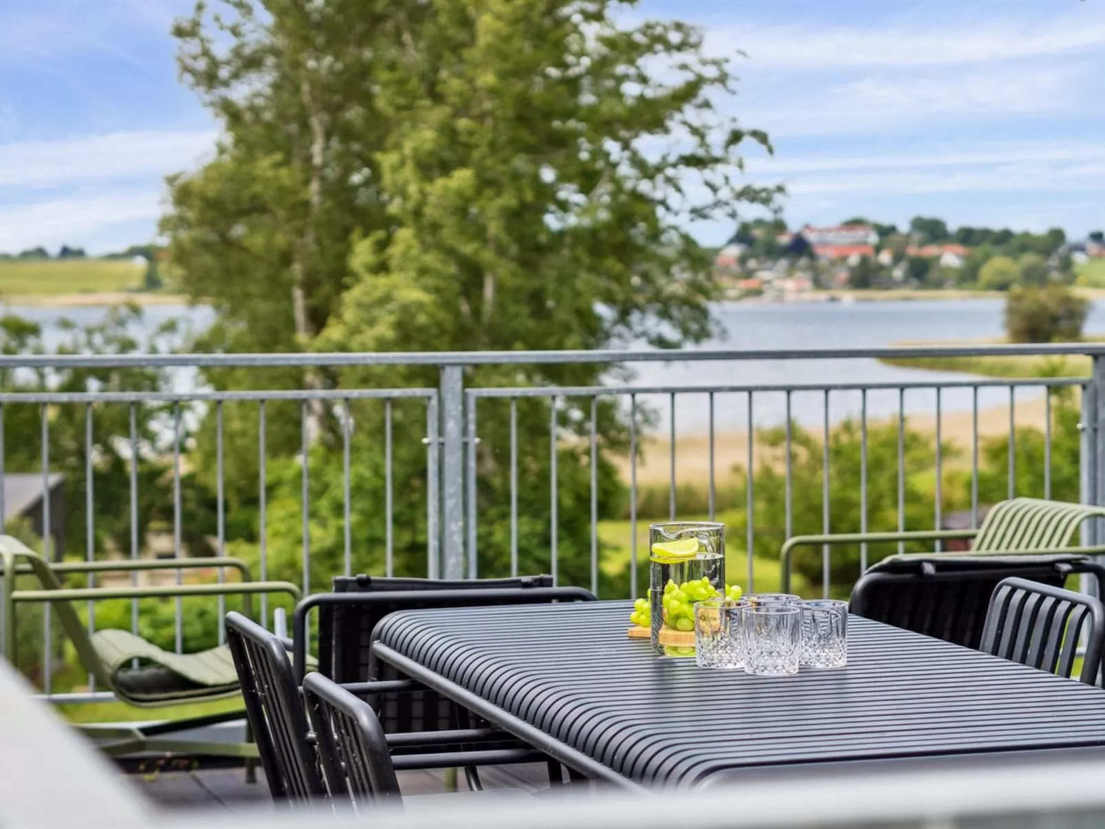 "Harka" - 100m to the fjord-Buiten