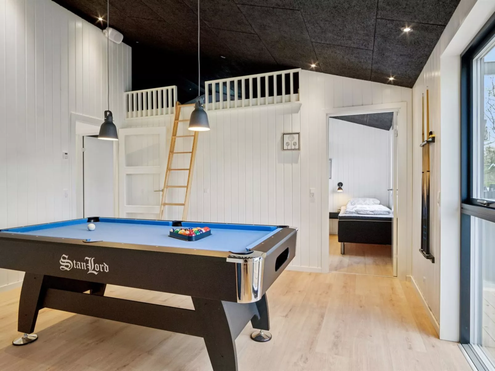 "Jul" - 300m from the sea-Binnen