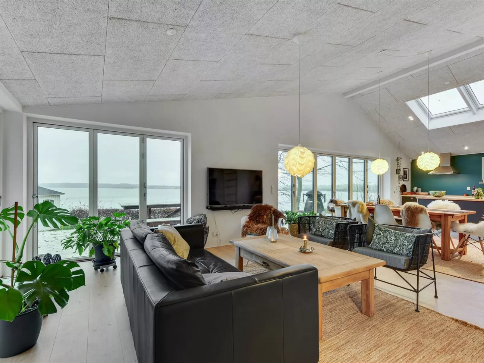 "Lika" - 25m to the fjord-Binnen