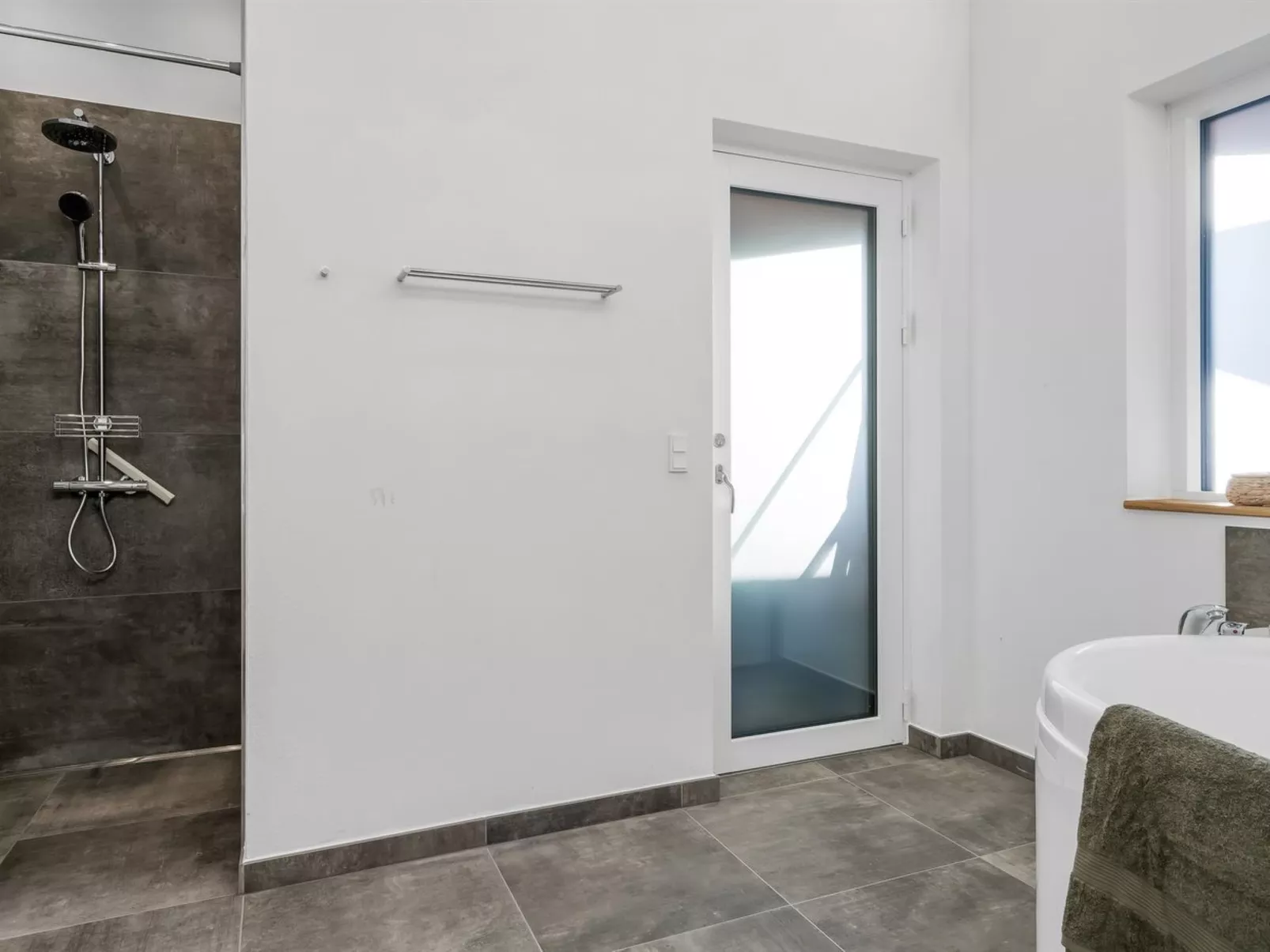 "Elevus" -  from the sea-Binnen