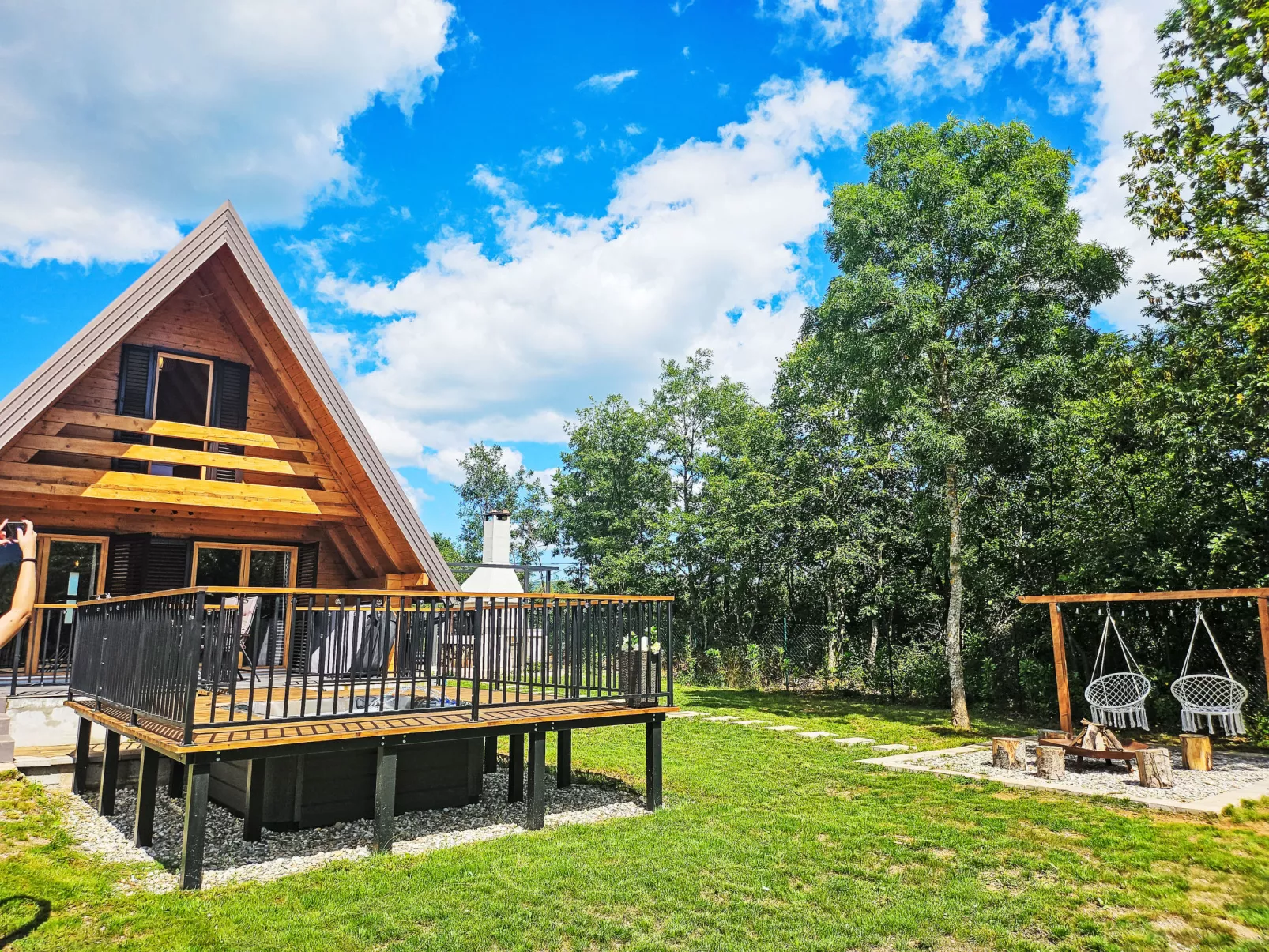 Tomina Koliba Lika-Buiten