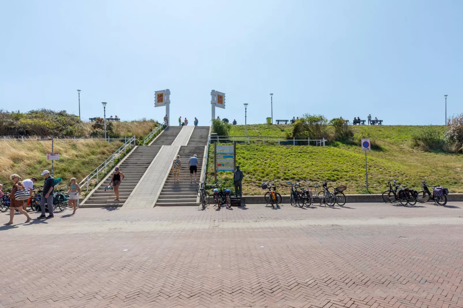 Overnachten in Zoutelande  Comfortabel Appartement Langstraat 5A-Buitenkant zomer