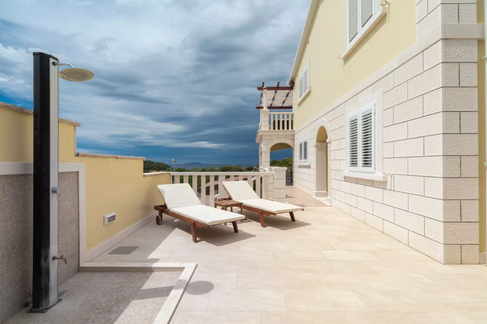 Modern Villa with Pool-Binnen