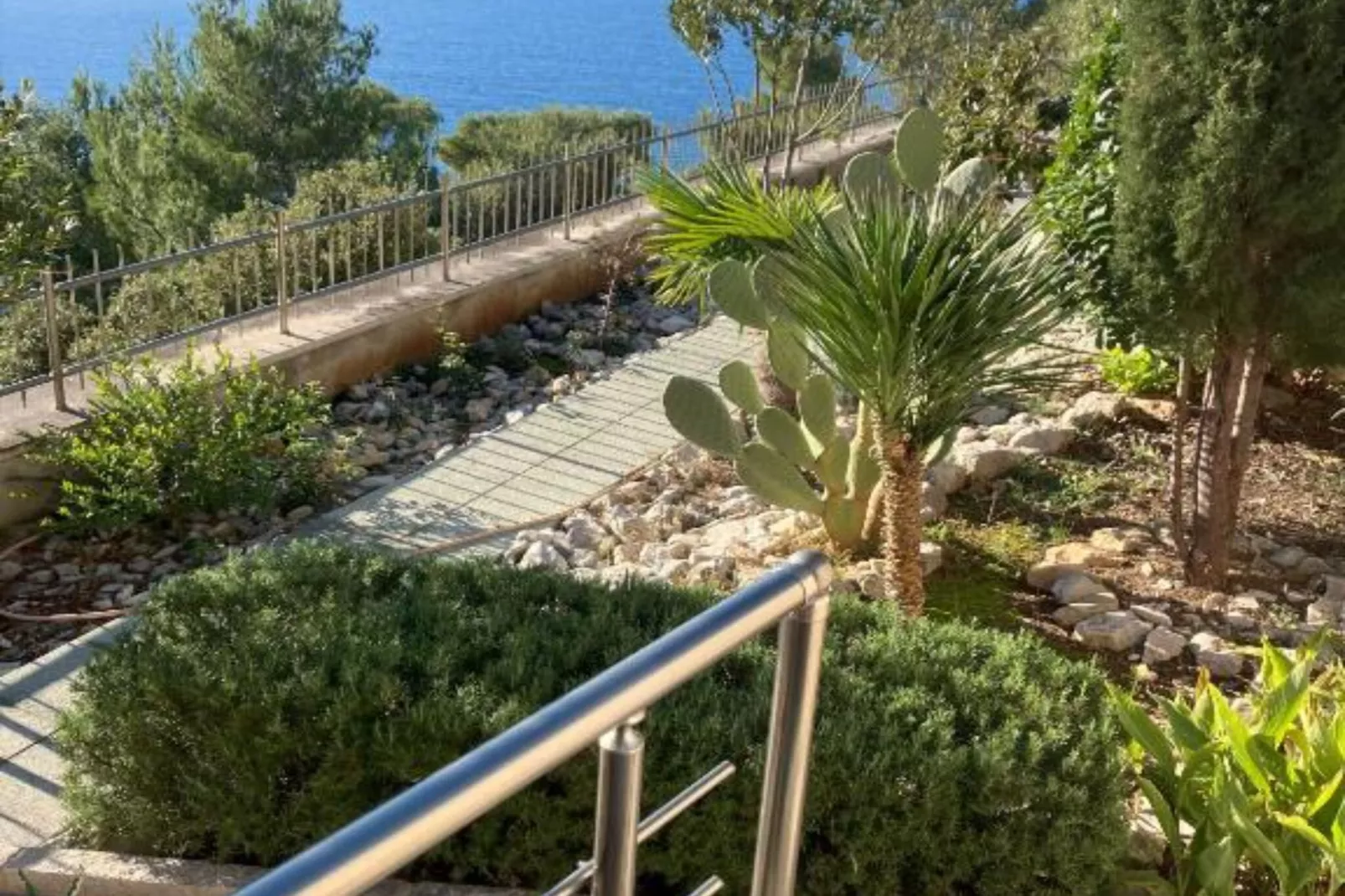 Beachfront Luxury Villa with Private Pool and Stunning Sea Views-Buitenlucht