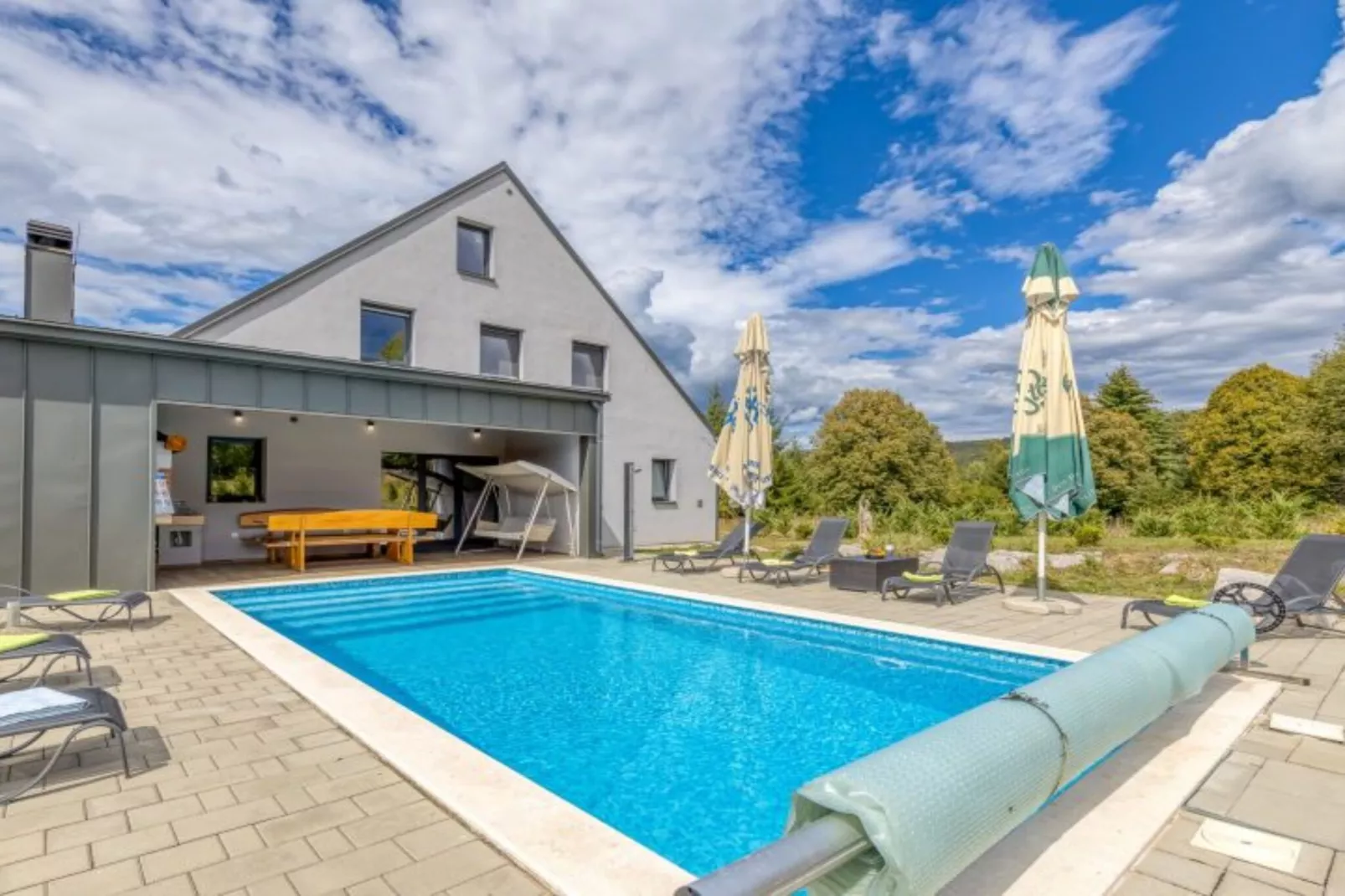 Four Bedroom Holiday House Mali Raj with Pool-Zwembad