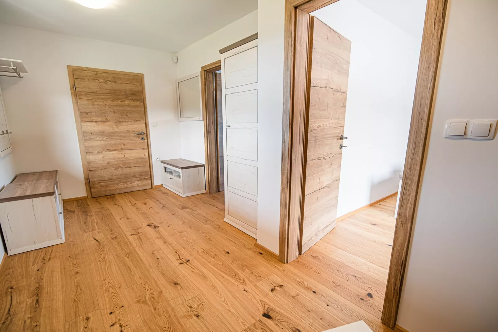 Serene Hollow Holiday Home with Mountain View - Two Bedroom Holiday Home with Mountain View-Binnen