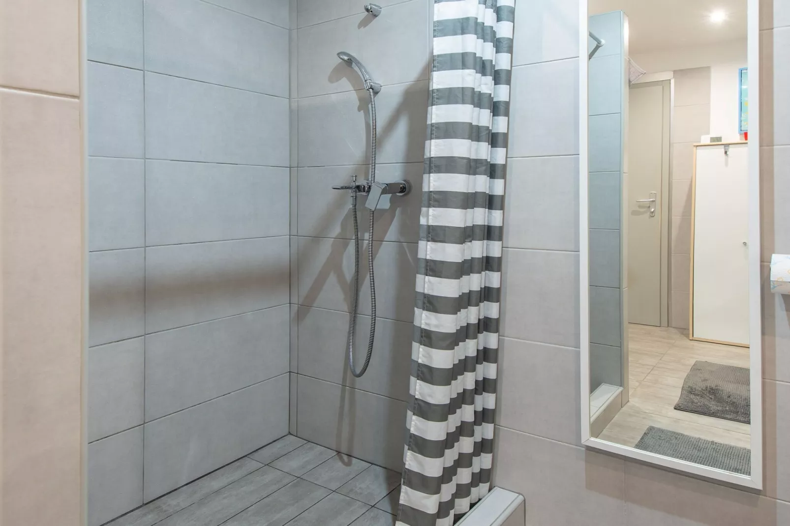 Family-Friendly Serene Retreat Holiday Home - Four Bedroom Holiday Home  with Terrace-Badkamer