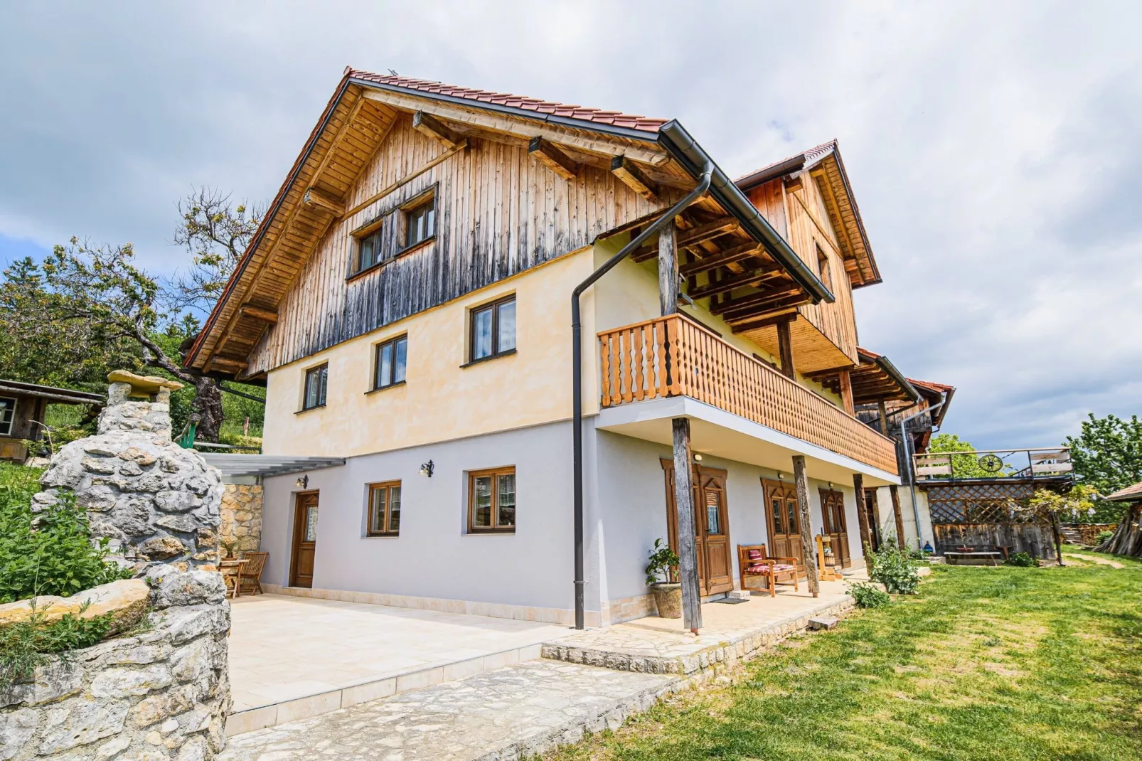 Hidden Authentic Haven Apartments - One Bedroom Apartment with Terrace-Buitenlucht