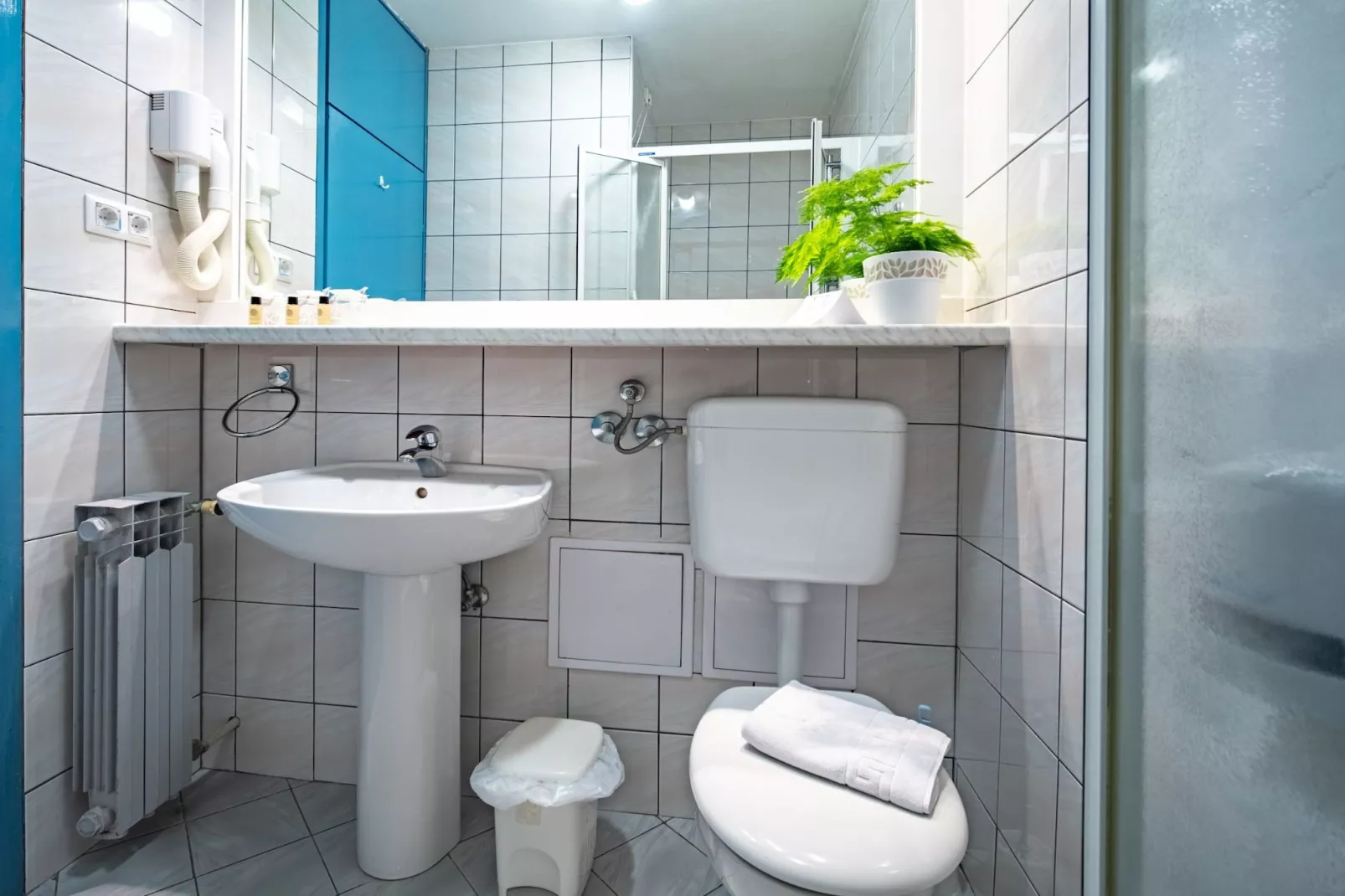 Hotel Issa - Double Room Sea View 6-Badkamer