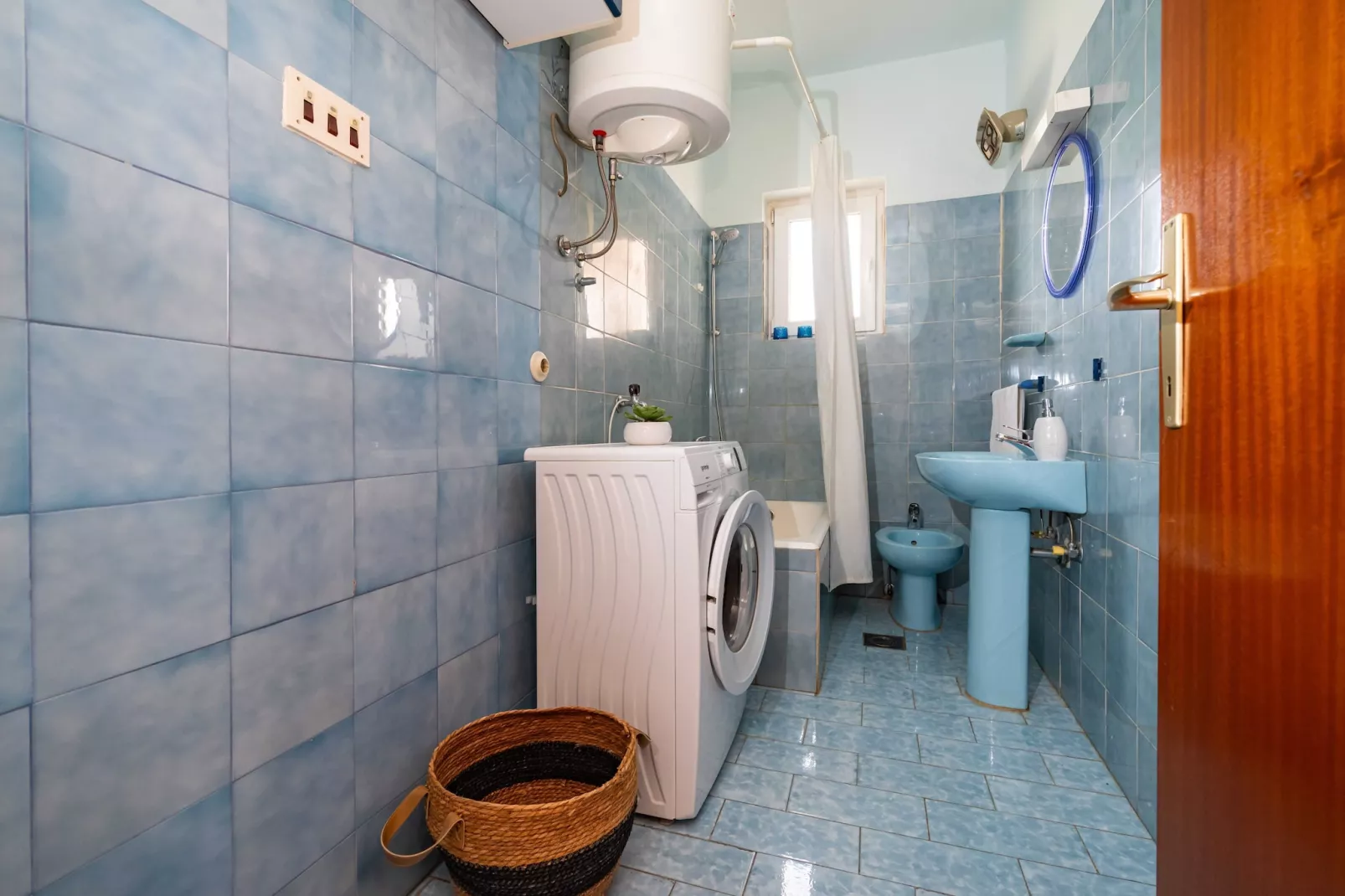 Sea view apartment Nika-Badkamer