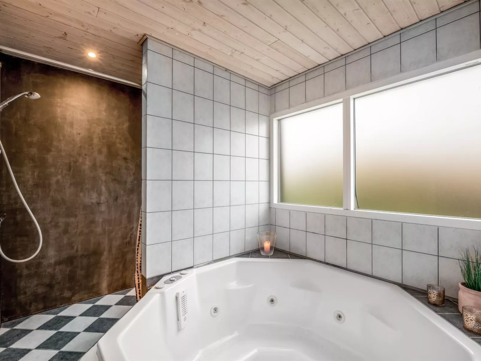 "Temjana" -  from the sea-Binnen