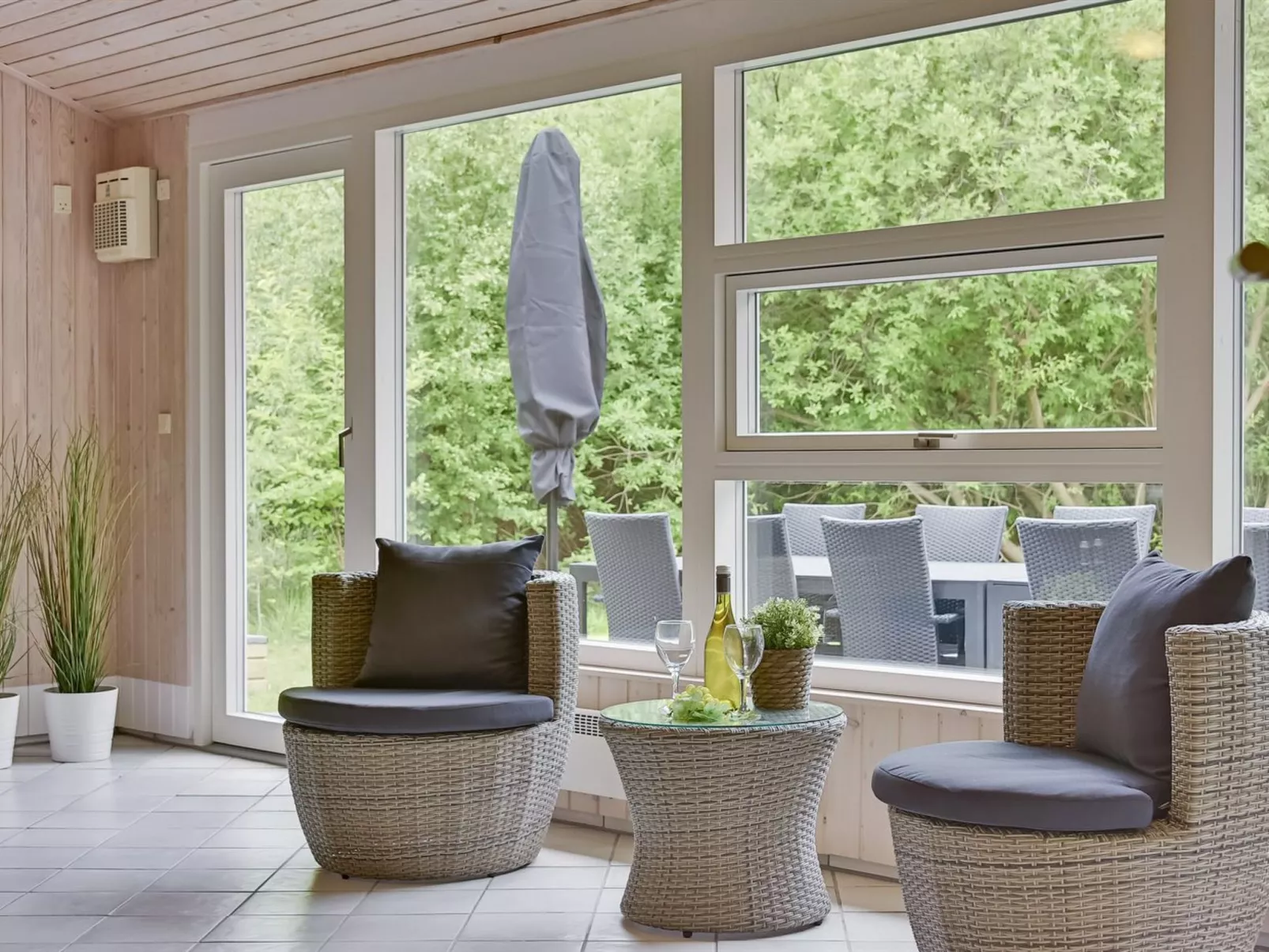 "Ellanor" - 1km from the sea-Binnen